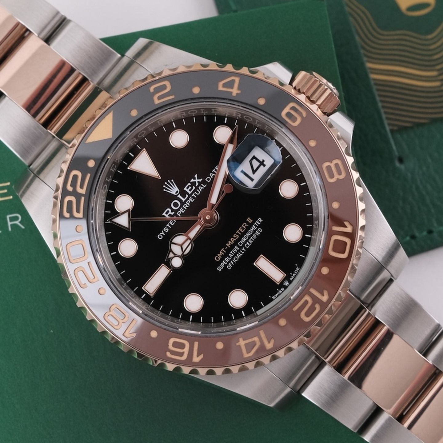Rolex GMT-Master II 126711CHNR (2023) - Black dial 40 mm Gold/Steel case (4/8)