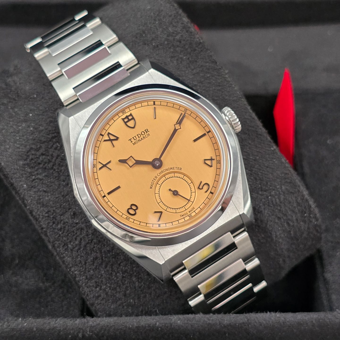 Tudor Monarch M2639W1A0U-0001 (2026) - Champagne dial 39 mm Steel case (3/8)