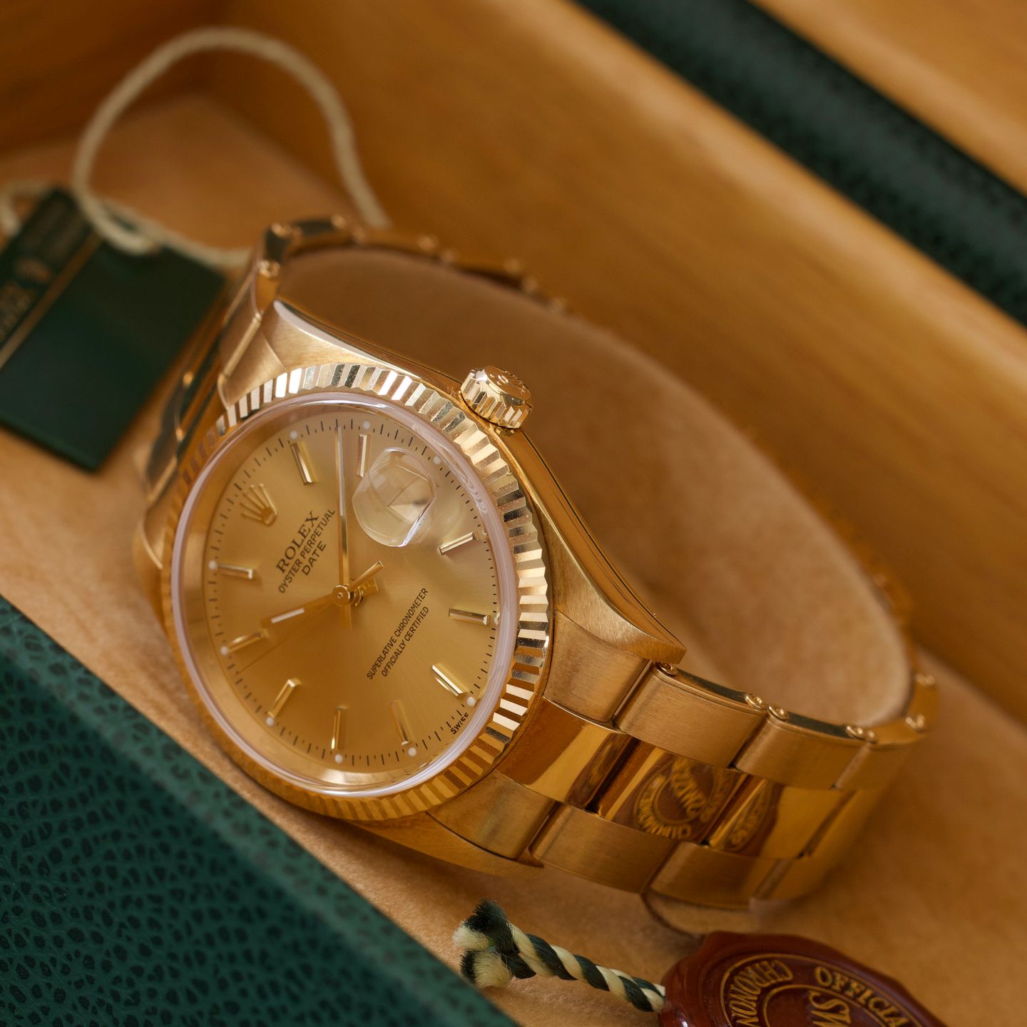 Rolex Oyster Perpetual Date 15238 (2005) - Gold dial 34 mm Yellow Gold case (1/8)