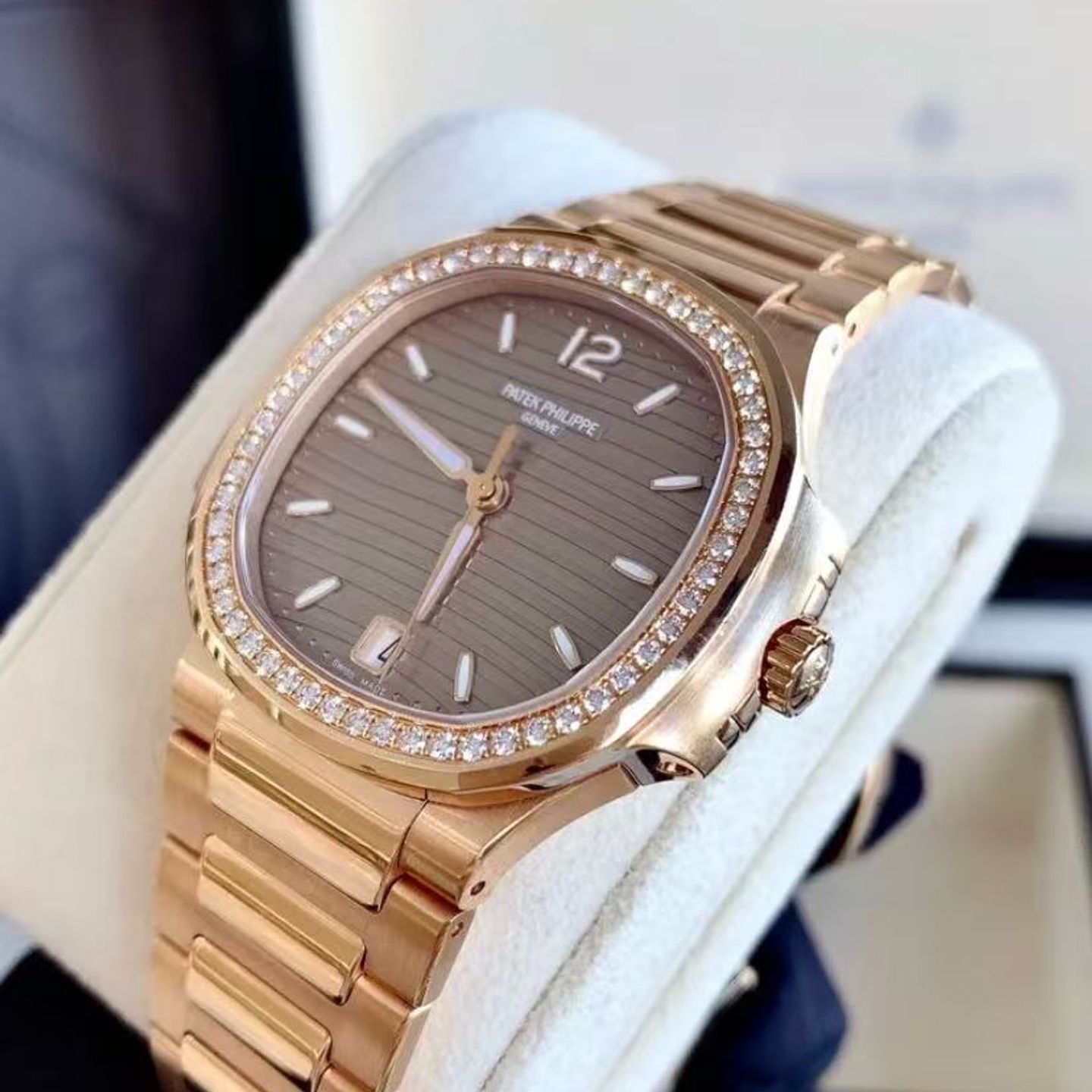 Patek Philippe Nautilus 7118/1200R-010 (2023) - Gold dial 35 mm Rose Gold case (2/4)