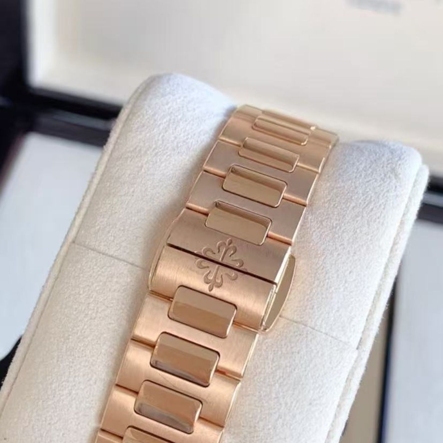 Patek Philippe Nautilus 7118/1200R-010 (2023) - Gold dial 35 mm Rose Gold case (3/4)