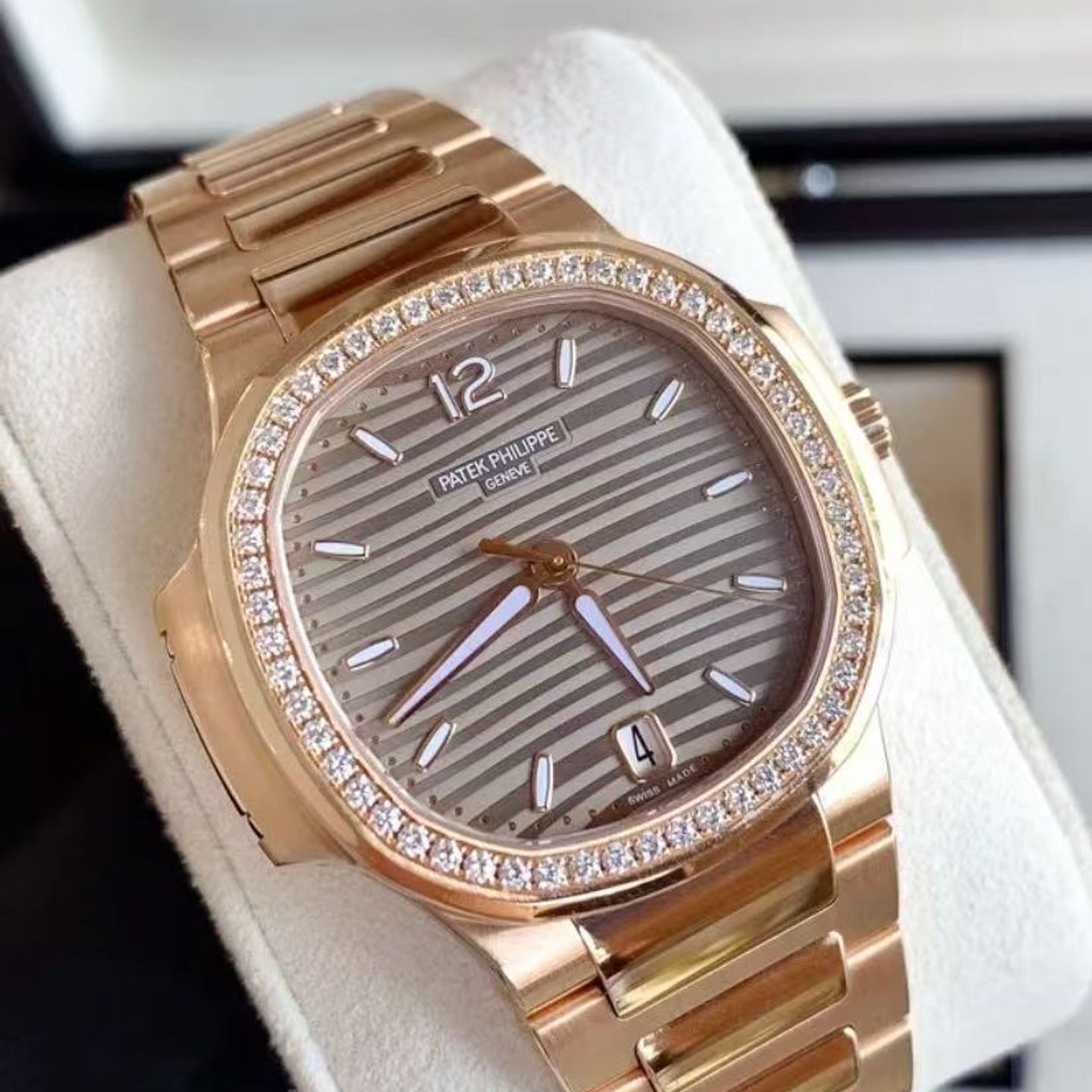 Patek Philippe Nautilus 7118/1200R-010 (2023) - Gold dial 35 mm Rose Gold case (1/4)