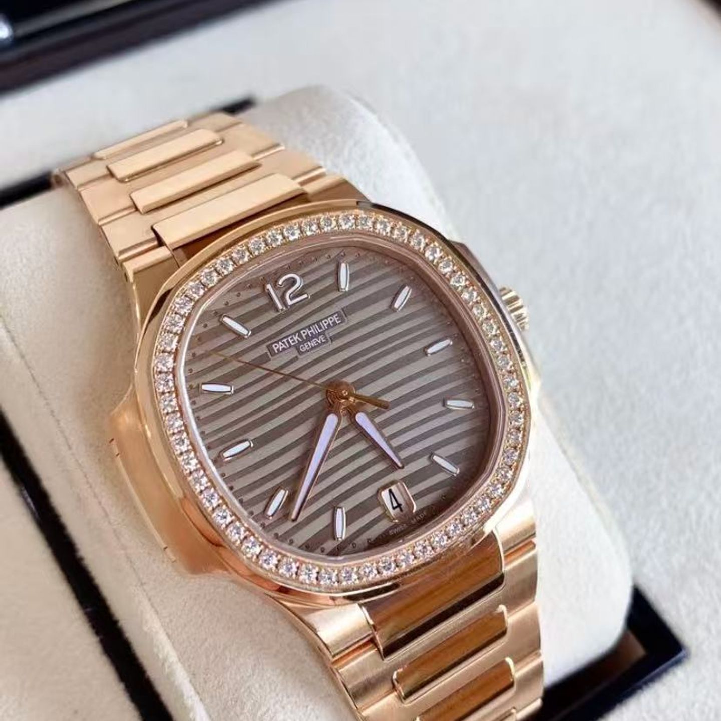 Patek Philippe Nautilus 7118/1200R-010 (2023) - Gold dial 35 mm Rose Gold case (4/4)