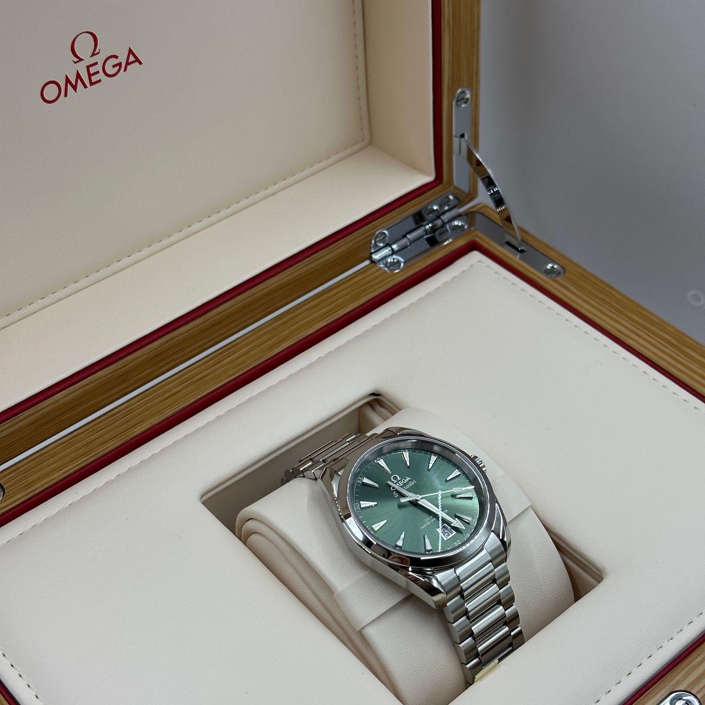 Omega Seamaster Aqua Terra 220.10.38.20.10.002 (2023) - Green dial 38 mm Steel case (2/8)