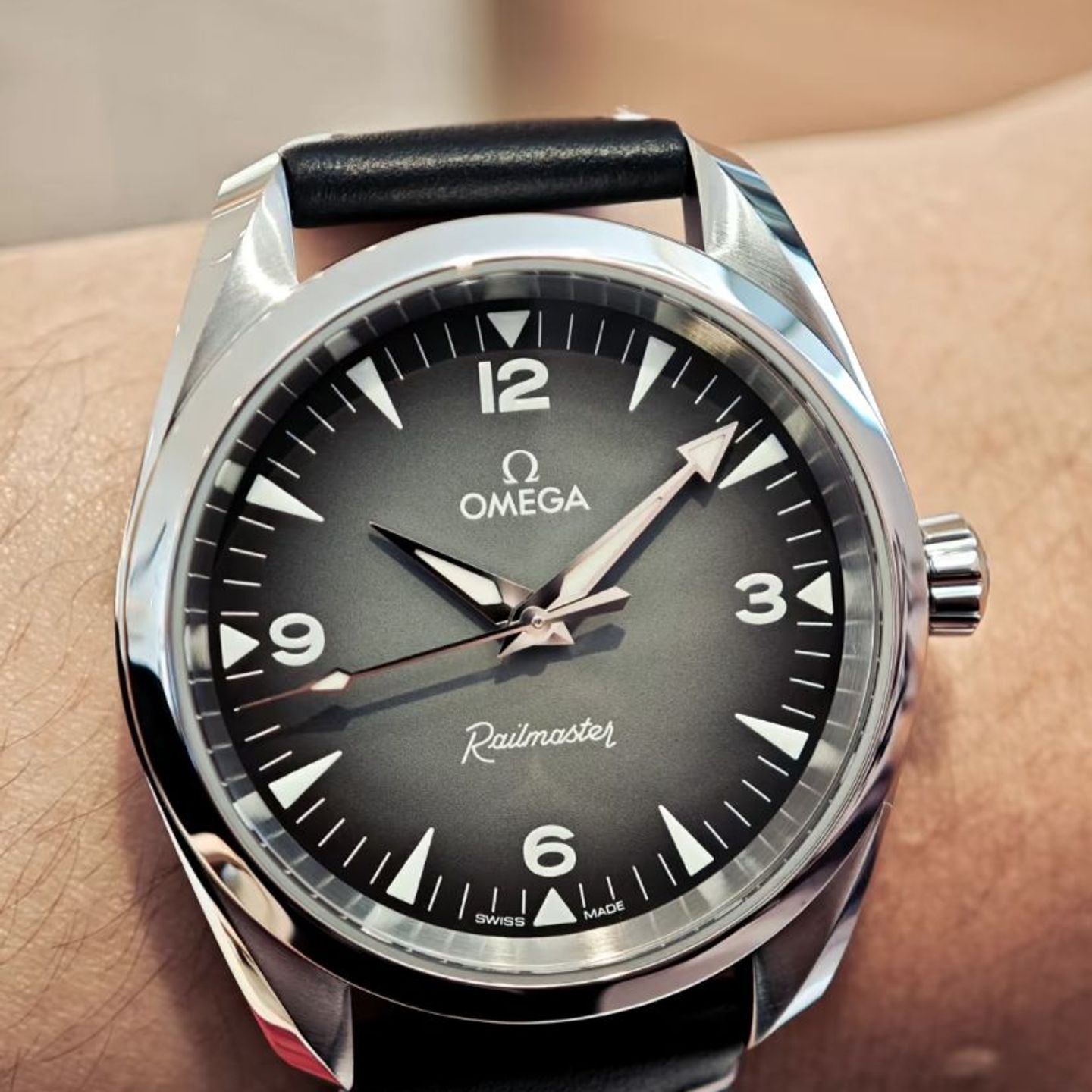 Omega Seamaster Railmaster 235.12.38.20.06.001 (2025) - Grey dial 38 mm Steel case (3/4)