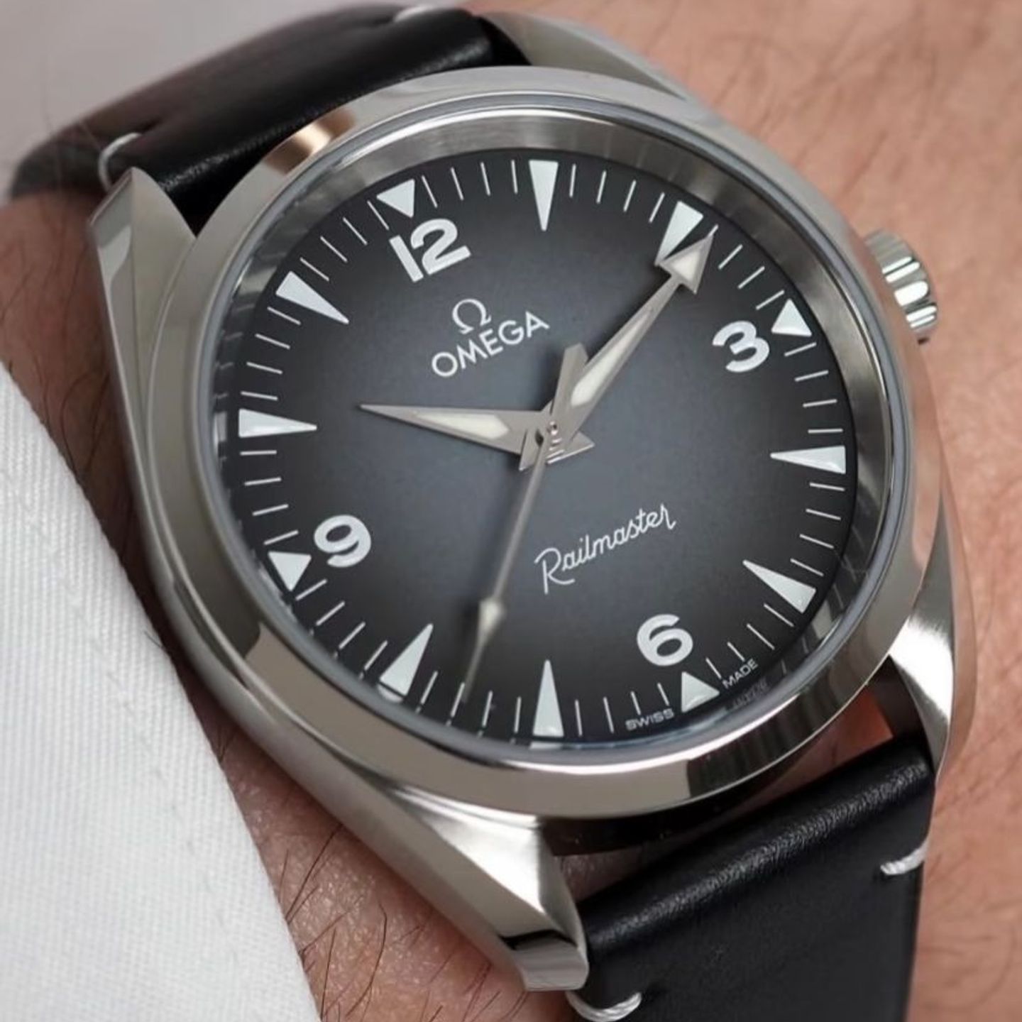 Omega Seamaster Railmaster 235.12.38.20.06.001 (2025) - Grey dial 38 mm Steel case (2/4)