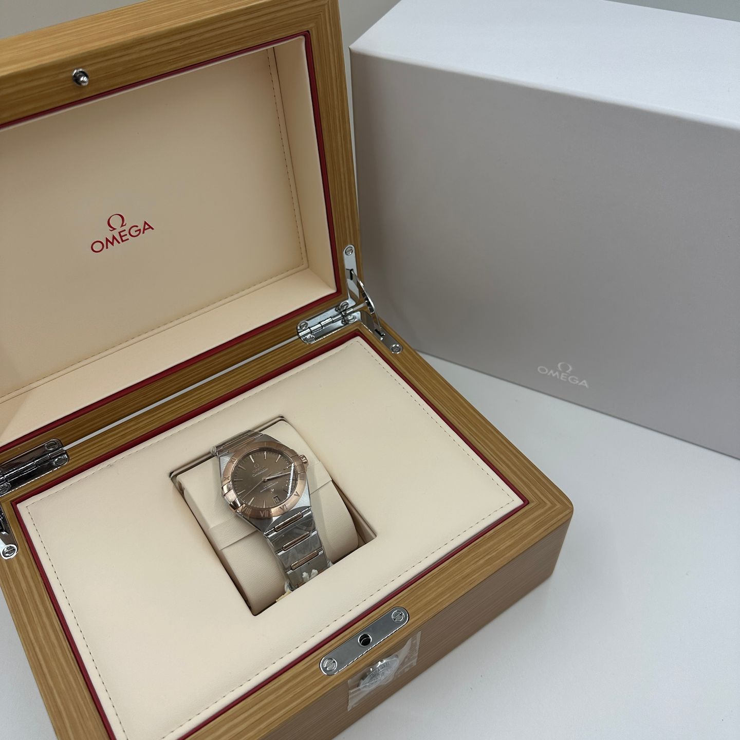 Omega Constellation 131.20.36.20.13.001 (2023) - Brown dial 36 mm Gold/Steel case (3/8)