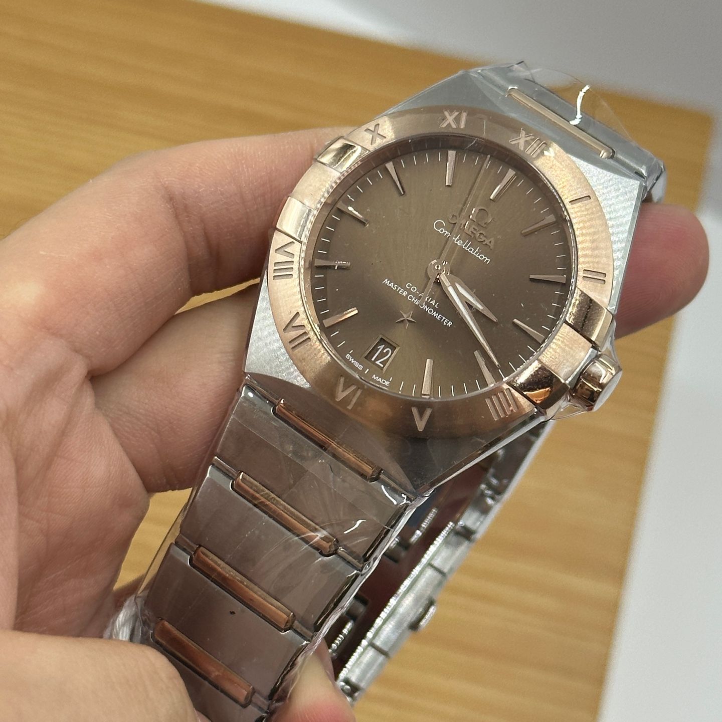 Omega Constellation 131.20.36.20.13.001 (2023) - Brown dial 36 mm Gold/Steel case (7/8)