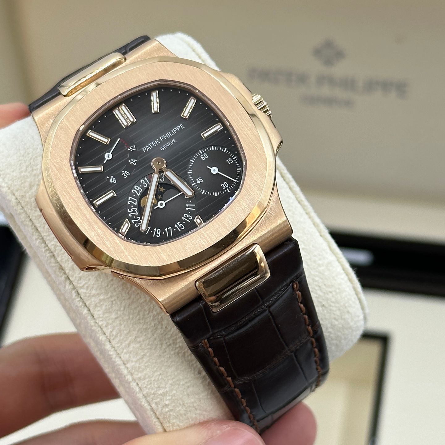 Patek Philippe Nautilus 5712R-001 (2023) - Bruin wijzerplaat 38mm Roségoud (4/8)