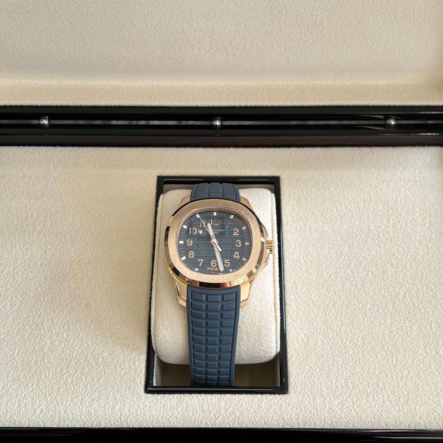 Patek Philippe Aquanaut 5269R-001 (2024) - Blue dial 39 mm Rose Gold case (6/8)
