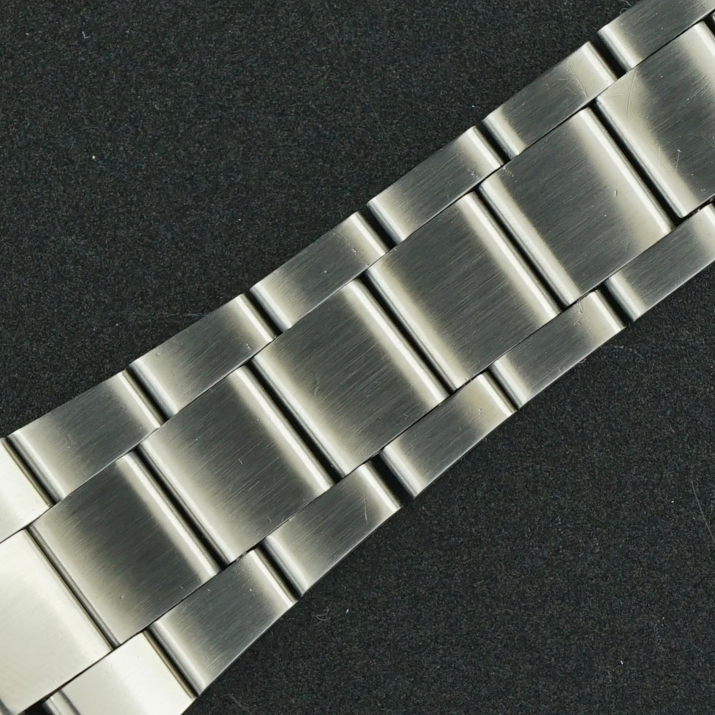 Omega Genève 166.099 - (6/8)