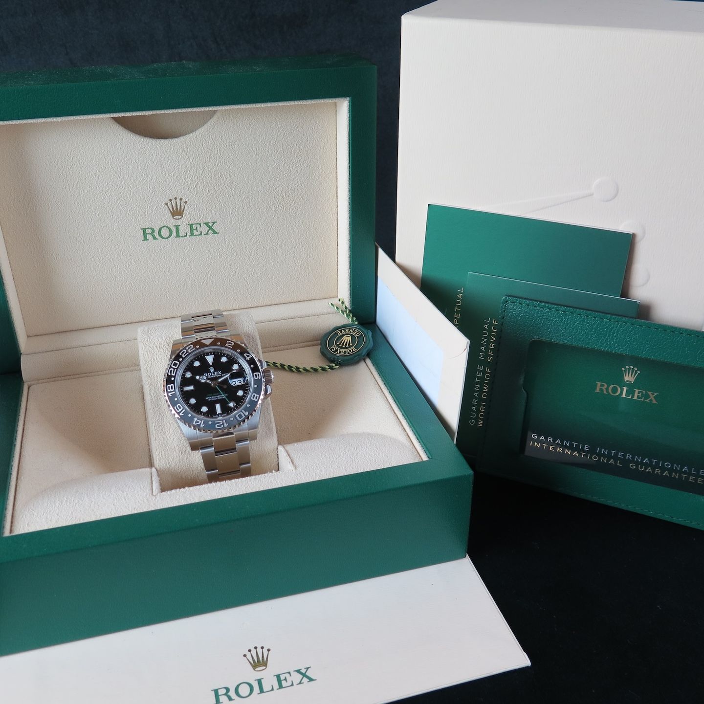 Rolex GMT-Master II 126710GRNR (2024) - Black dial 40 mm Steel case (8/8)