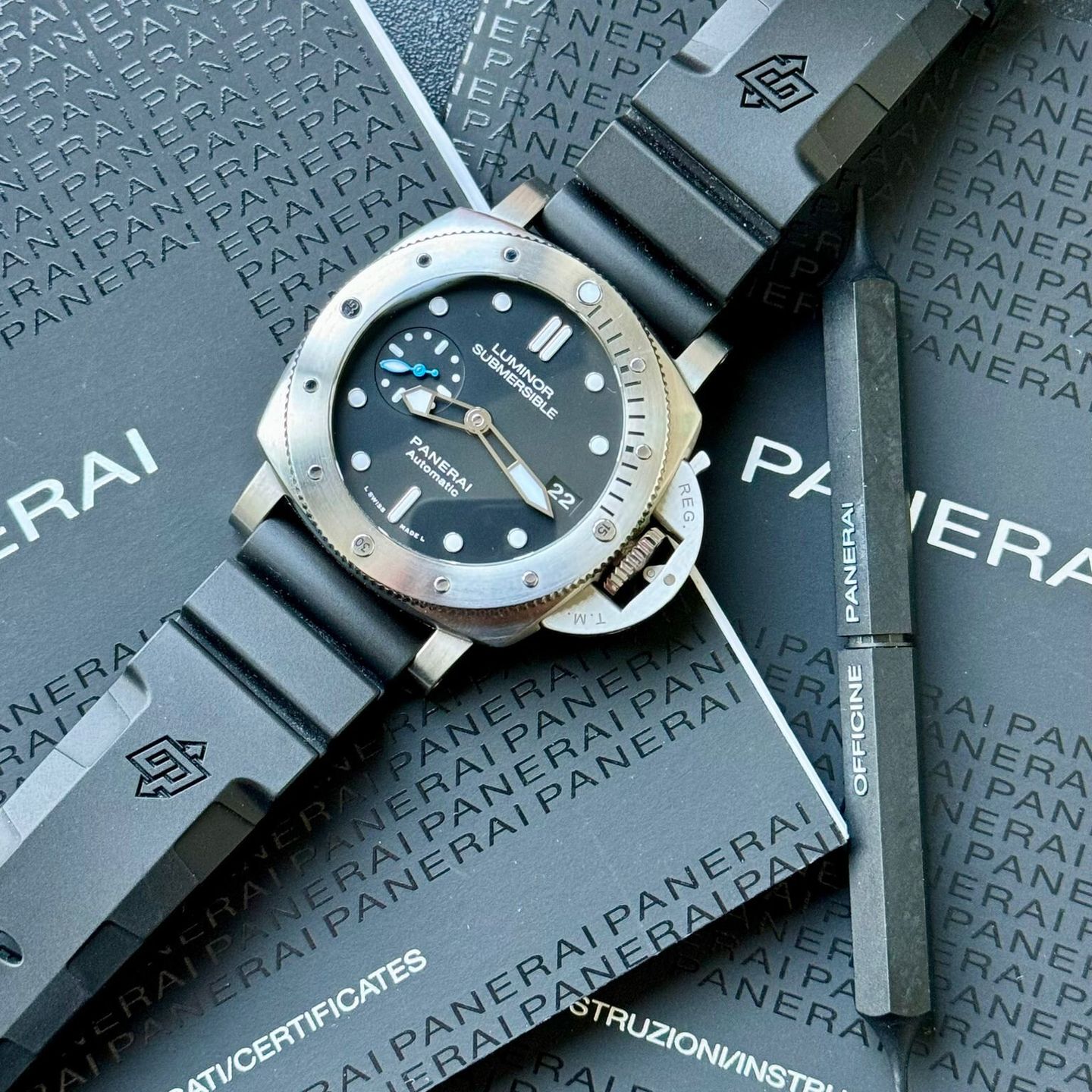 Panerai Luminor Submersible 1950 3 Days Automatic PAM00682 (2018) - Zwart wijzerplaat 42mm Staal (7/7)