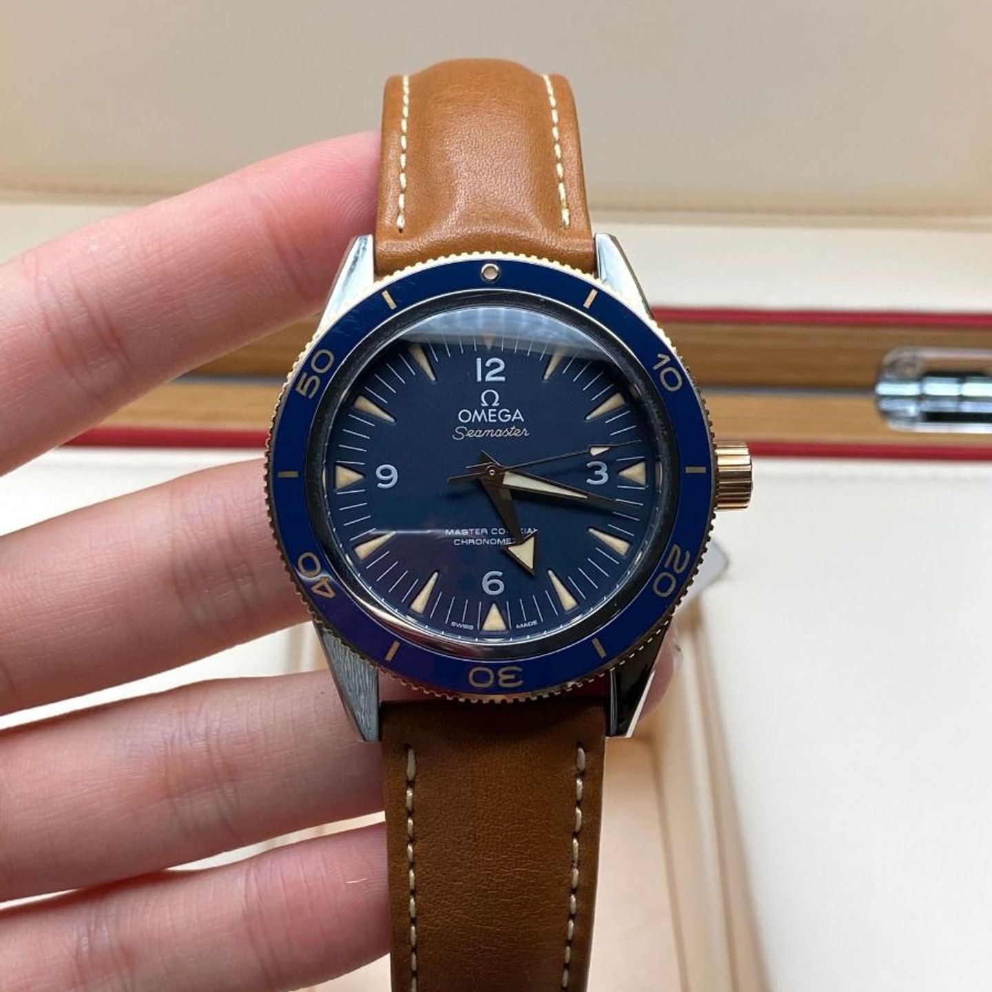 Omega Seamaster 300 233.62.41.21.03.001 (2022) - Blue dial 41 mm Rose Gold case (6/8)