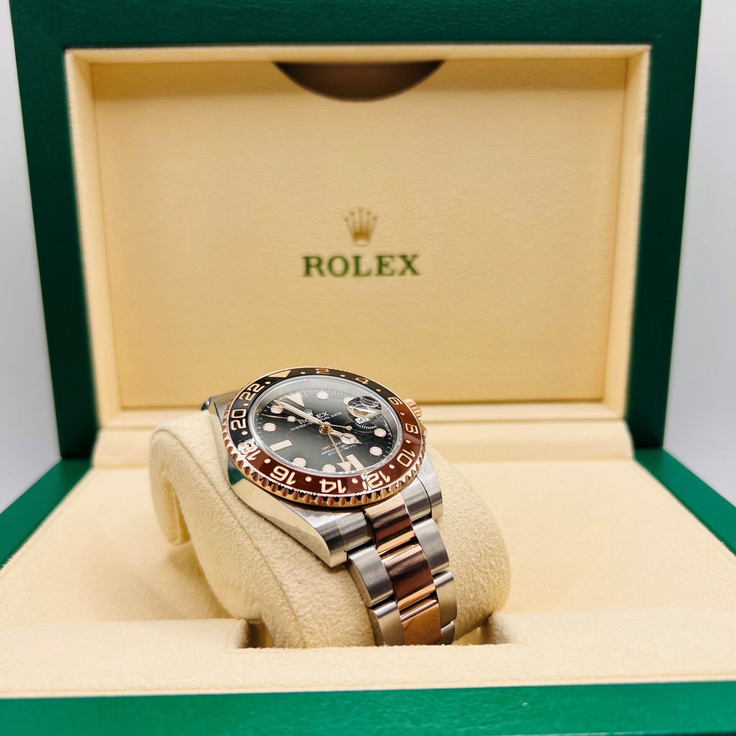 Rolex GMT-Master II 126711CHNR (2020) - Black dial 40 mm Gold/Steel case (3/4)