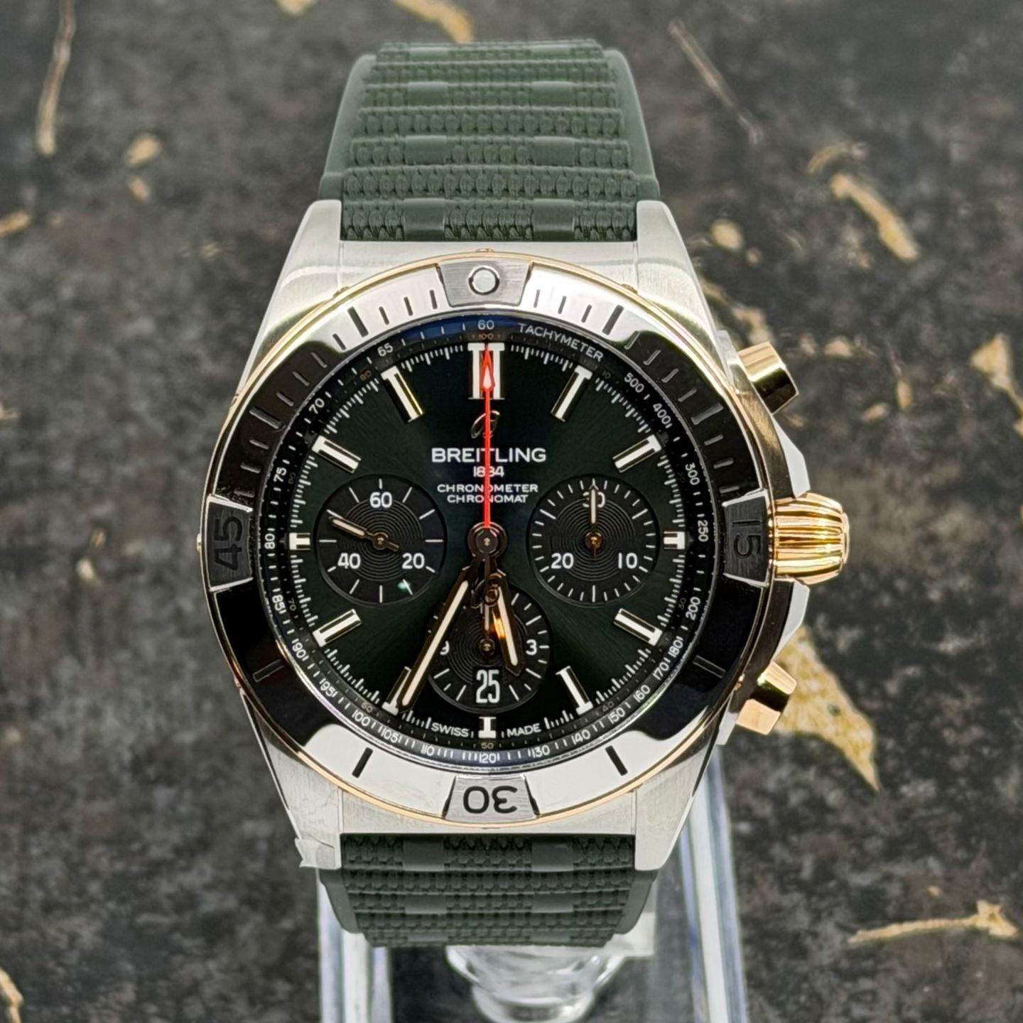 Breitling Chronomat 42 UB0134131L1S1 (2026) - Green dial 43 mm Gold/Steel case (2/8)