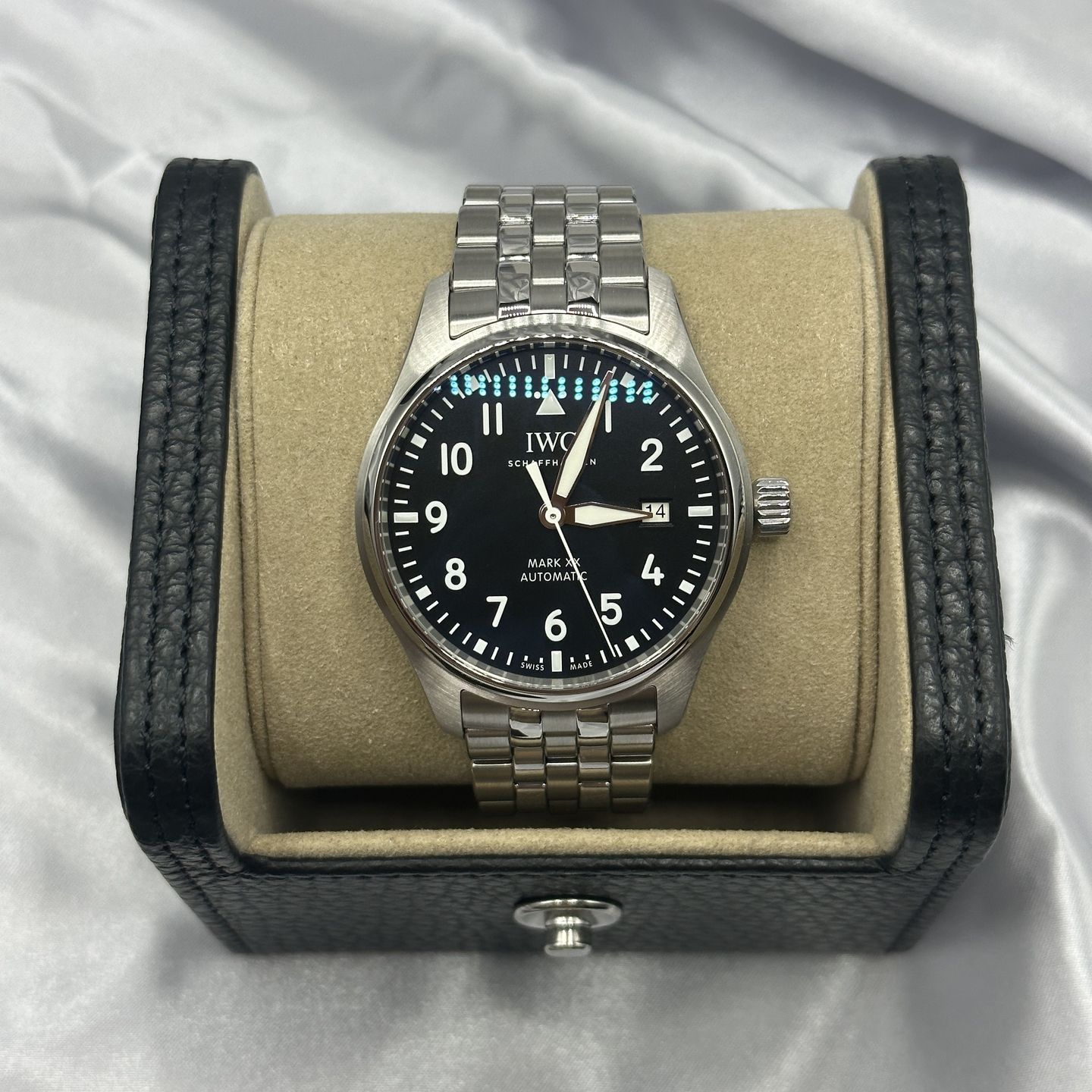 IWC Pilot Mark IW328202 (2024) - Zwart wijzerplaat 40mm Staal (4/8)