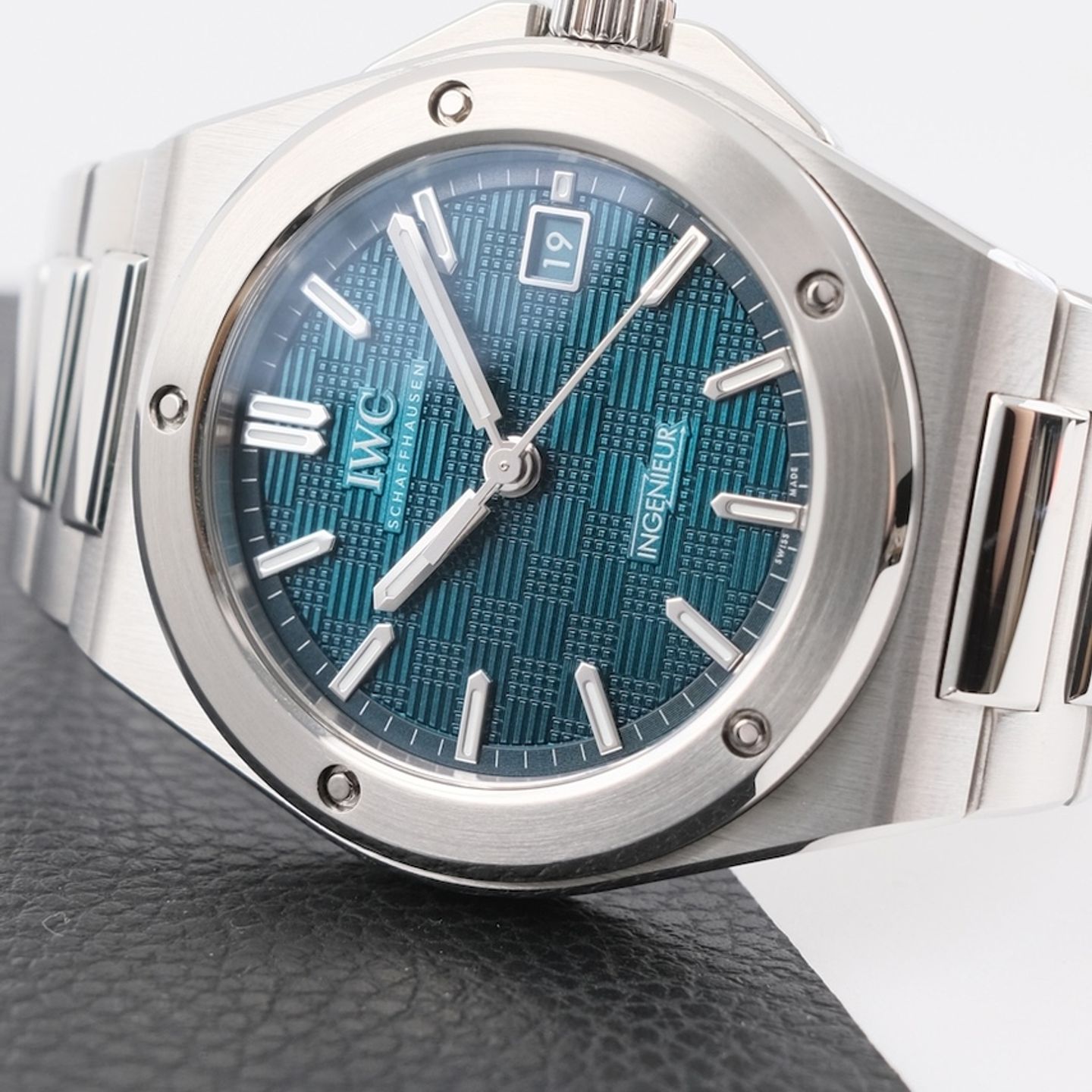 IWC Ingenieur Automatic IW328903 (2026) - Blue dial 40 mm Steel case (3/8)