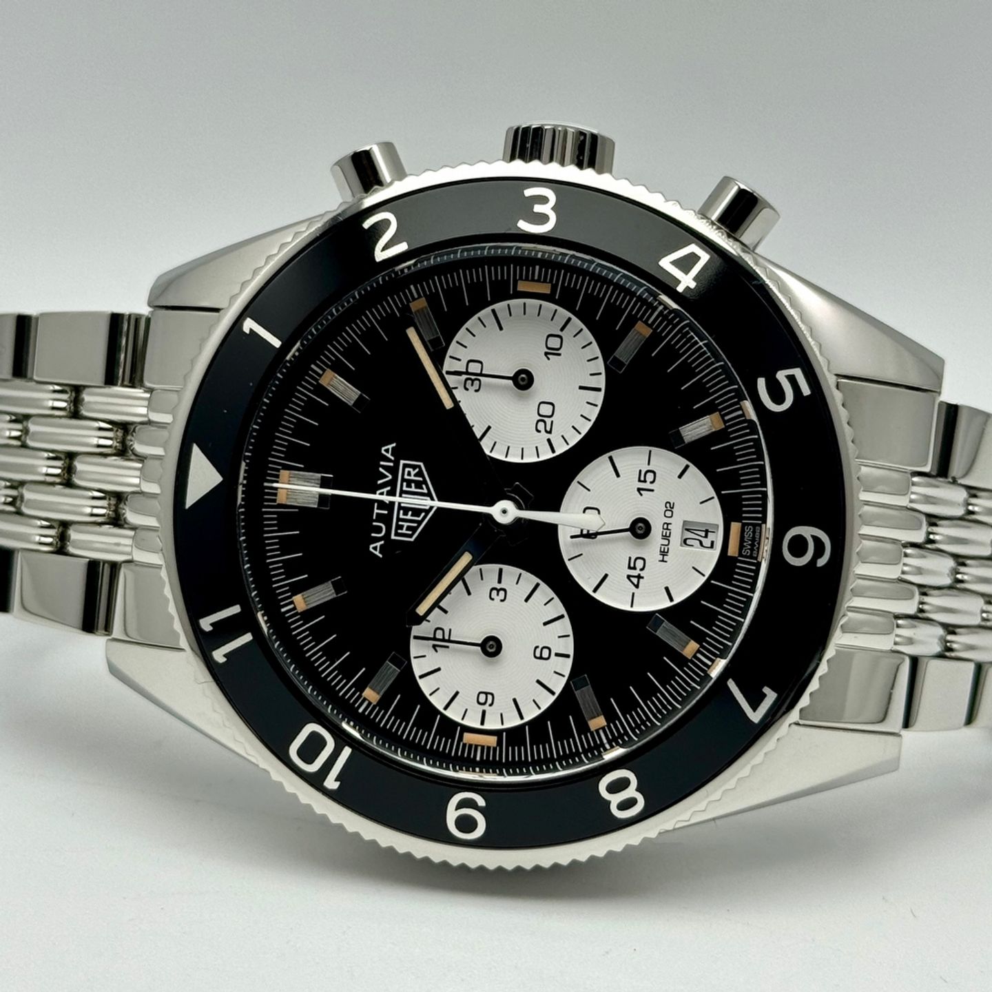 TAG Heuer Autavia CBE2110.BA0687 (2020) - Black dial 42 mm Steel case (2/10)