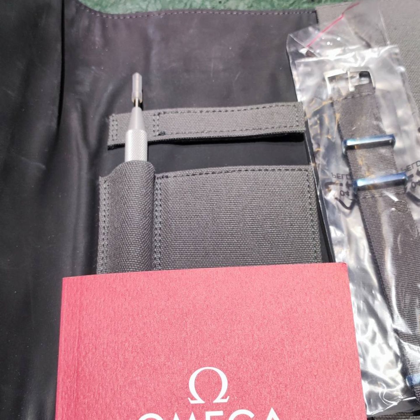 Omega Speedmaster 332.10.41.51.01.002 (2025) - Black dial 41 mm Steel case (6/6)