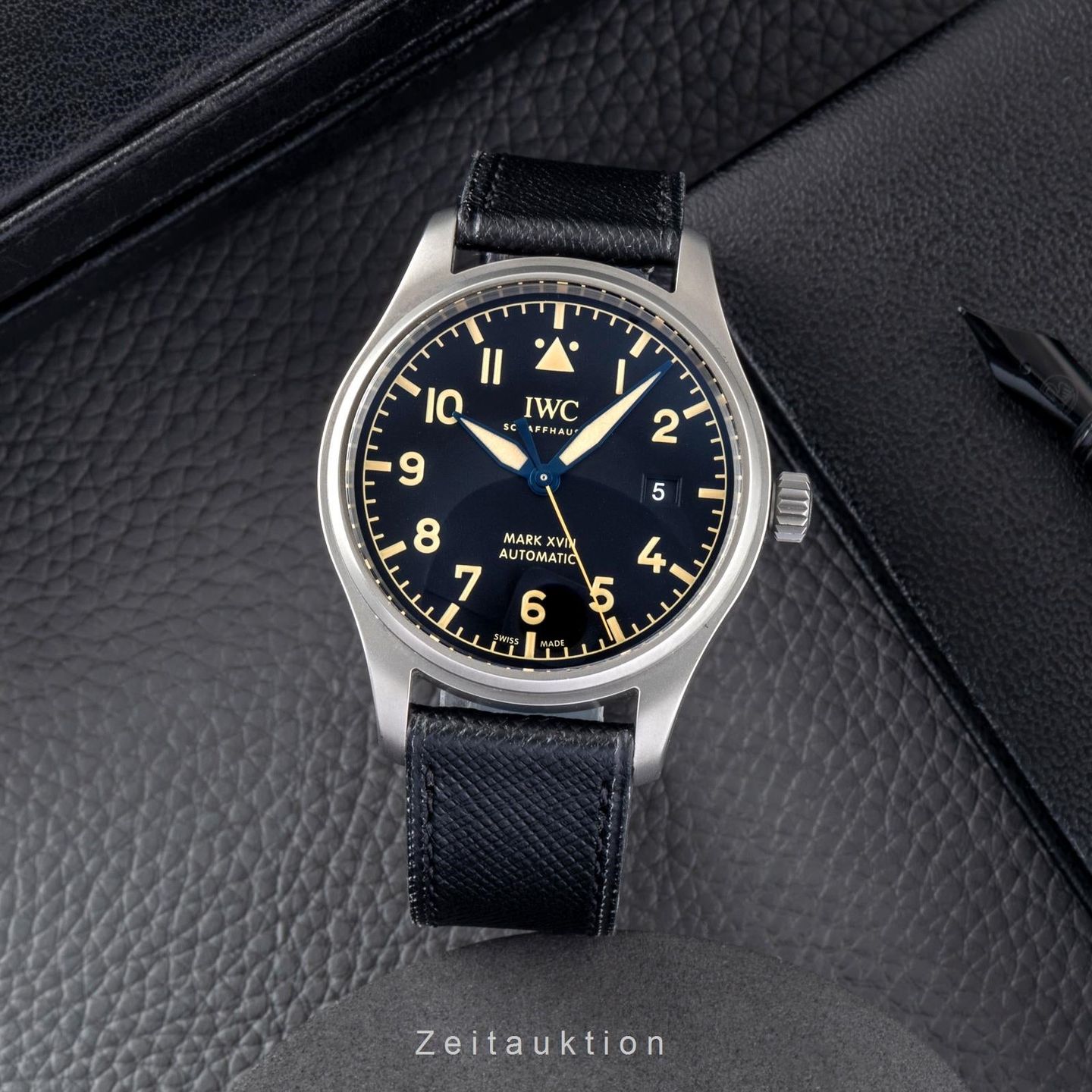 IWC Pilot Mark IW327006 (2019) - Zwart wijzerplaat 40mm Titanium (3/8)
