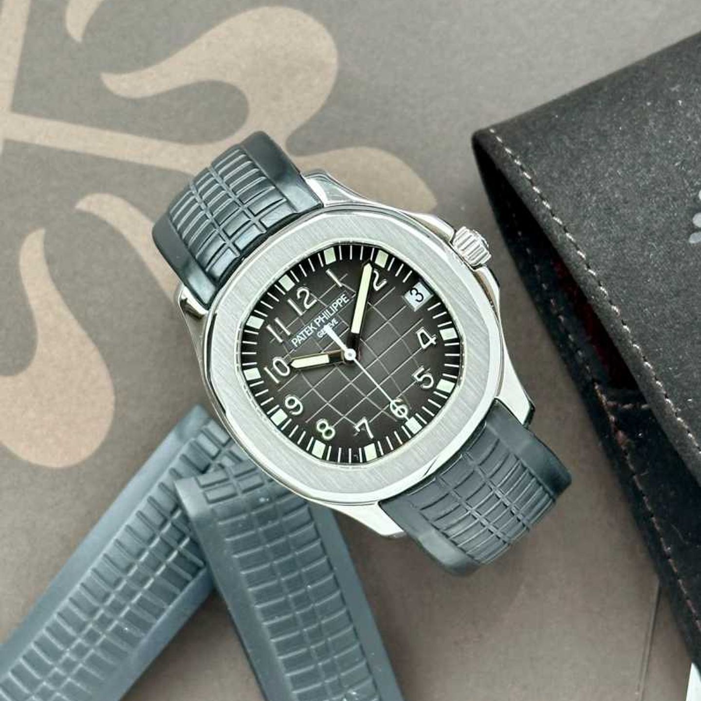 Patek Philippe Aquanaut 5165 (2007) - Grey dial 38 mm Steel case (3/8)