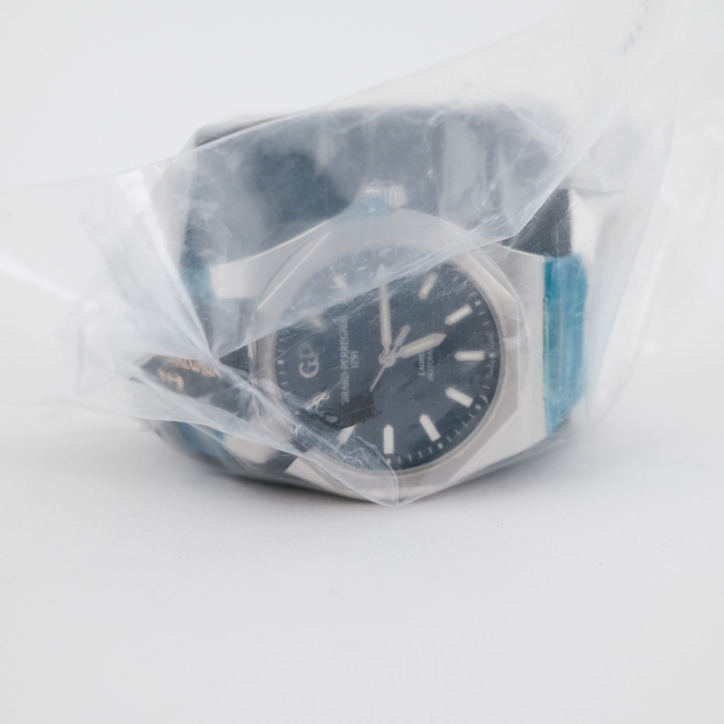 Girard-Perregaux Laureato 81010-11-431-11A (2023) - Blue dial 43 mm Steel case (3/8)