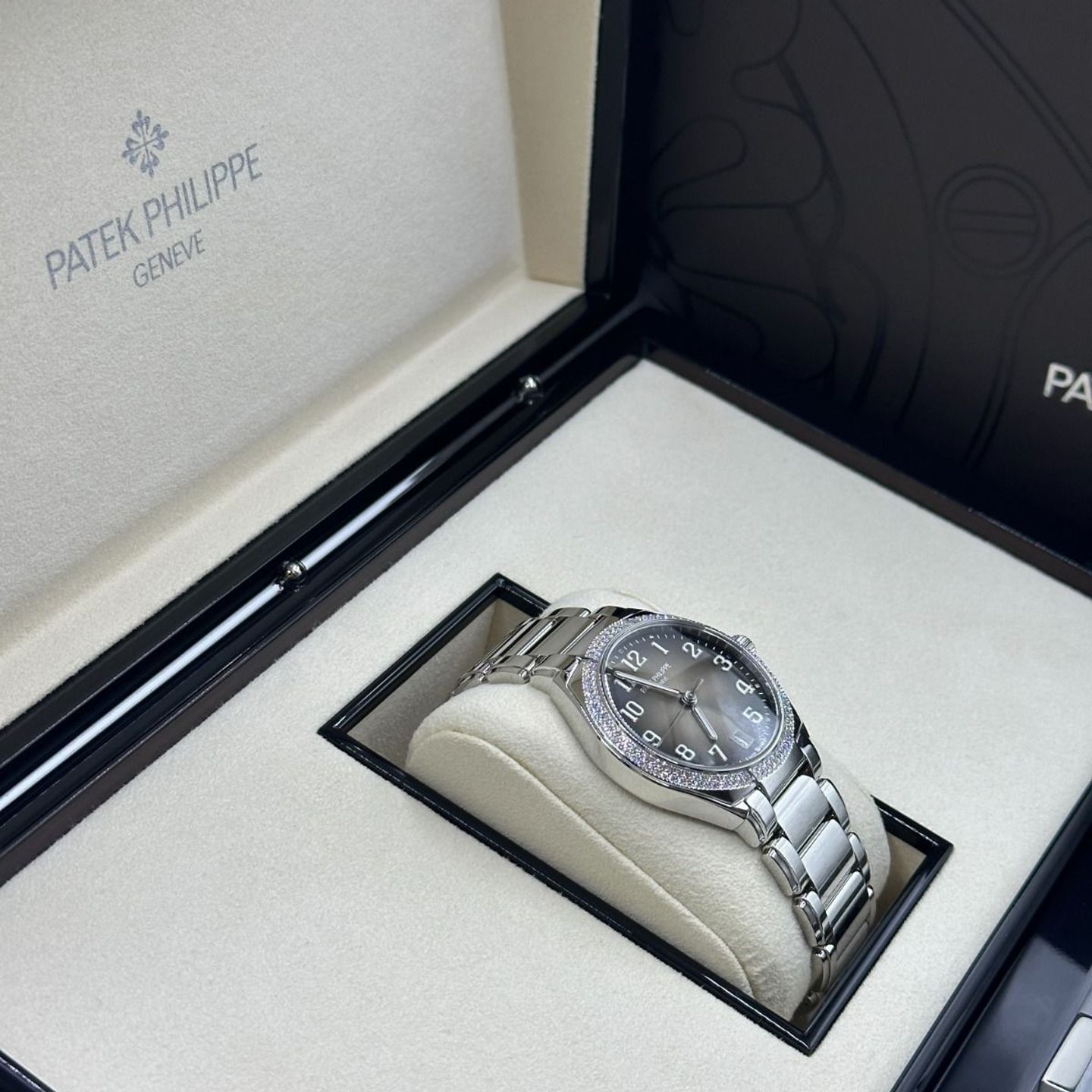 Patek Philippe Twenty~4 7300/1200A-010 (2024) - Zwart wijzerplaat 36mm Staal (3/8)