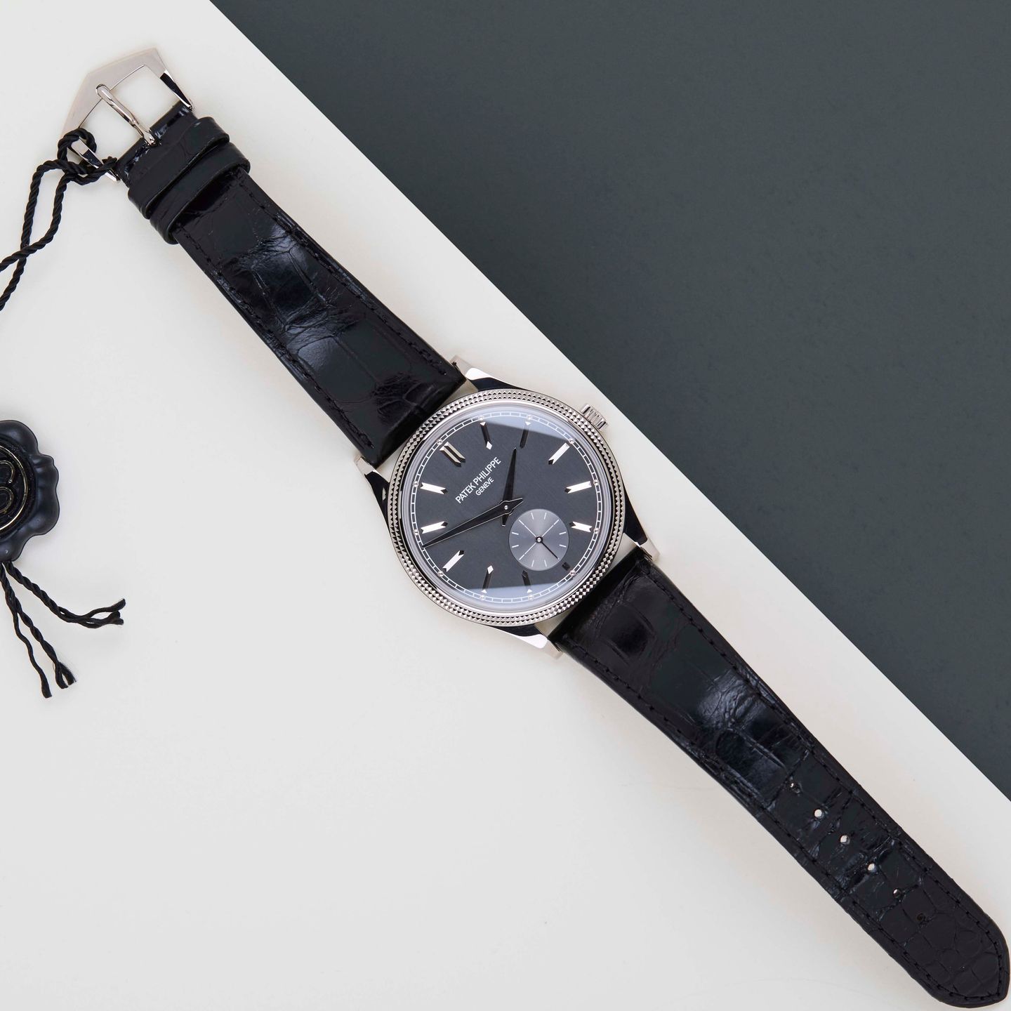 Patek Philippe Calatrava 6119G-001 (2023) - Grey dial 39 mm White Gold case (2/8)