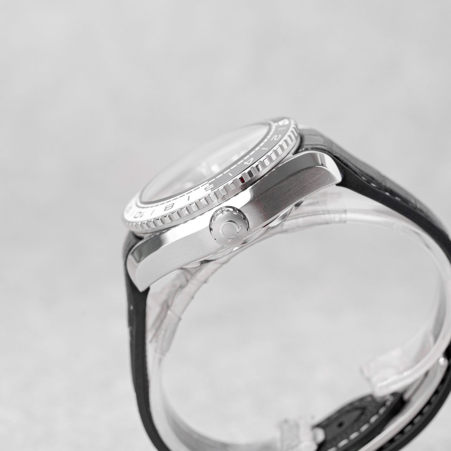 Omega Seamaster Planet Ocean 215.30.44.21.03.001 (2017) - Blue dial 44 mm Steel case (5/8)