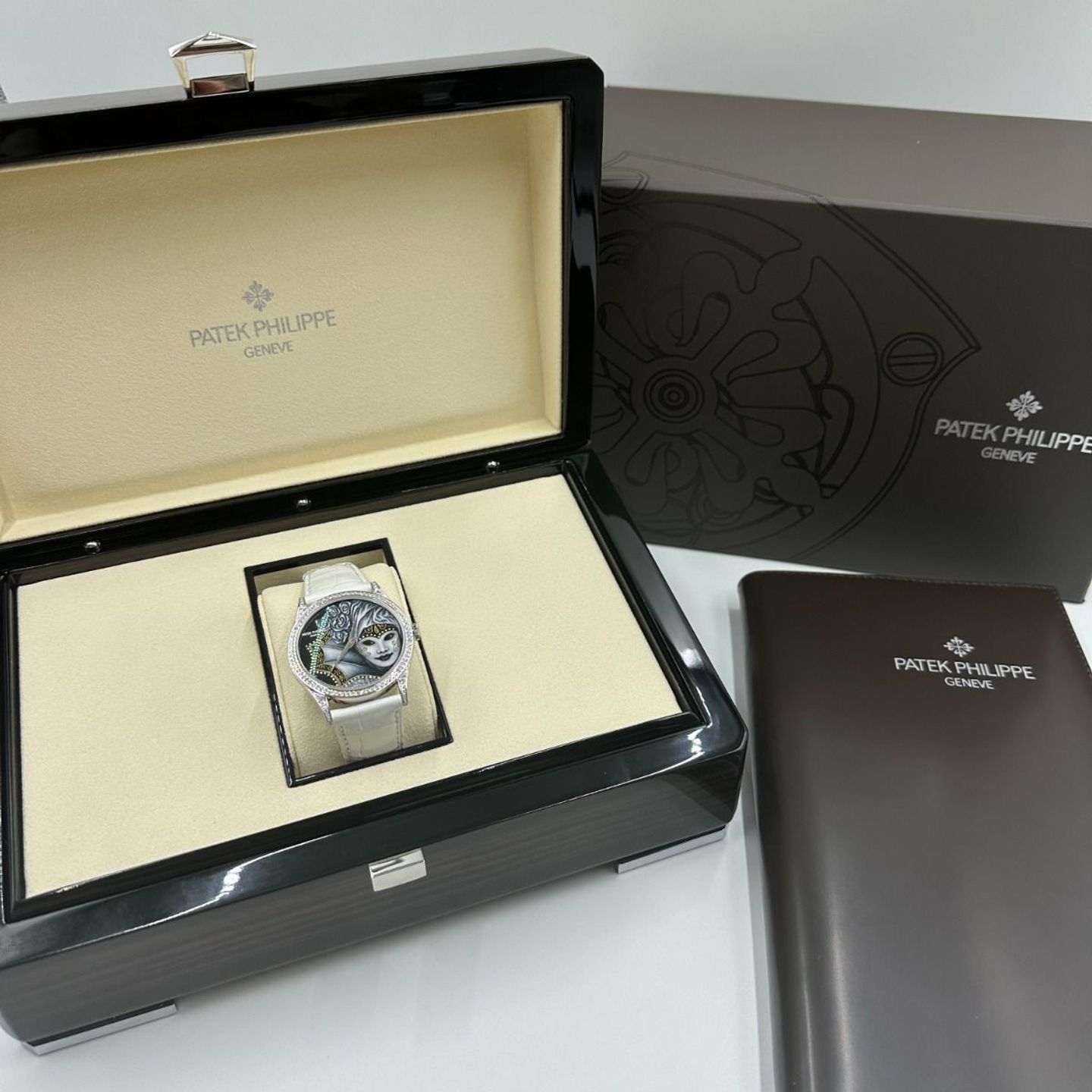 Patek Philippe Unknown 5077/100G-030 (2017) - Black dial 37 mm White Gold case (2/8)