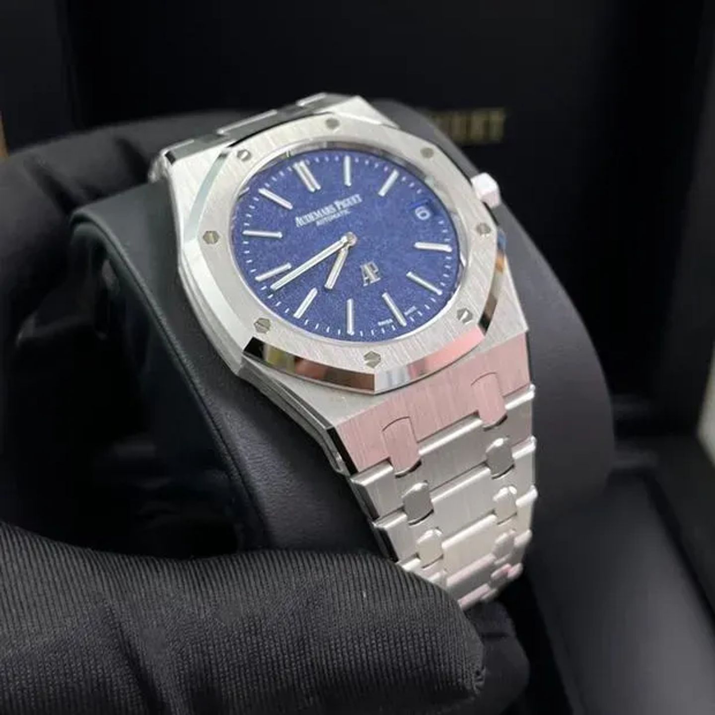 Audemars Piguet Royal Oak Jumbo 16202BC.OO.1240BC.02 (2024) - Blauw wijzerplaat 39mm Witgoud (2/6)