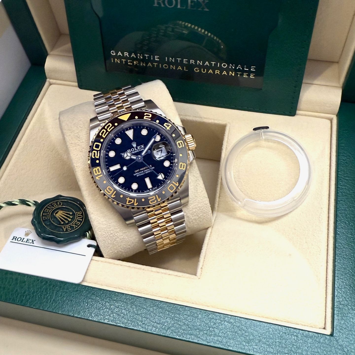 Rolex GMT-Master II 126713GRNR (2024) - Black dial 40 mm Gold/Steel case (2/6)