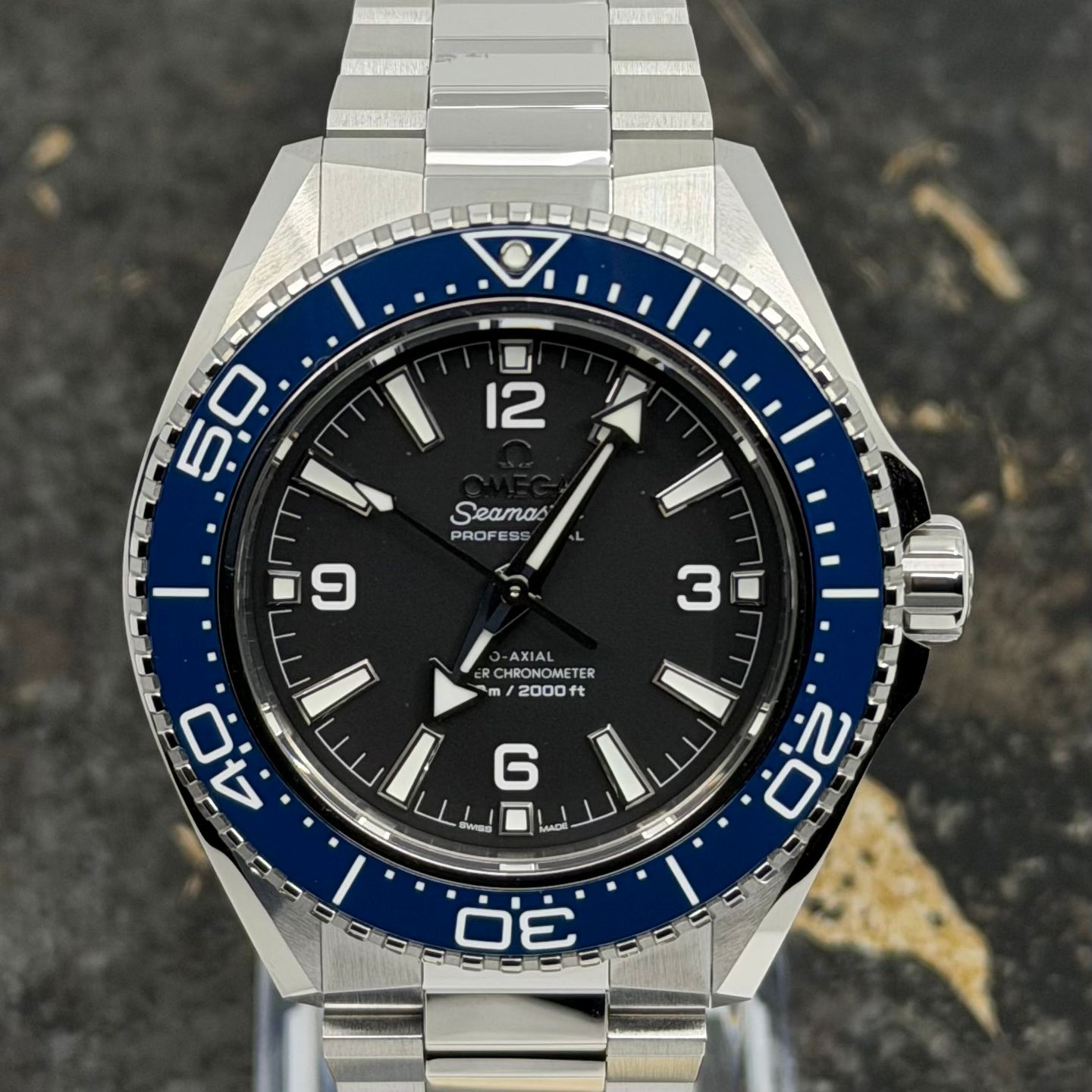 Omega Seamaster Planet Ocean 217.30.42.21.01.002 (2026) - Zwart wijzerplaat 42mm Titanium (2/8)