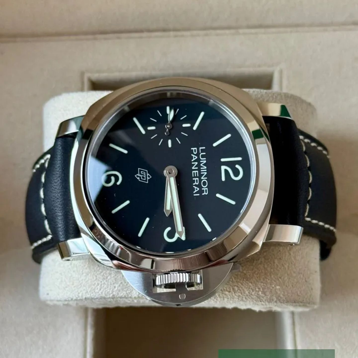 Panerai Luminor PAM01084 (2025) - Zwart wijzerplaat 44mm Staal (4/7)