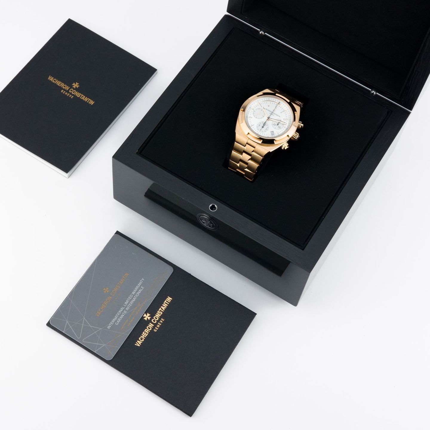 Vacheron Constantin Overseas Chronograph 5500V/000R-B074 (2022) - Silver dial 43 mm Rose Gold case (2/7)