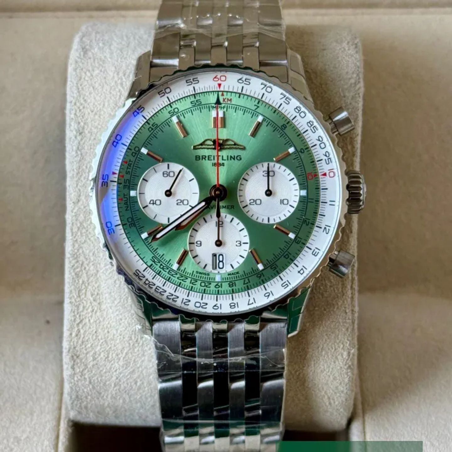 Breitling Navitimer AB0139211L1A1 (2026) - Green dial 41 mm Steel case (2/7)