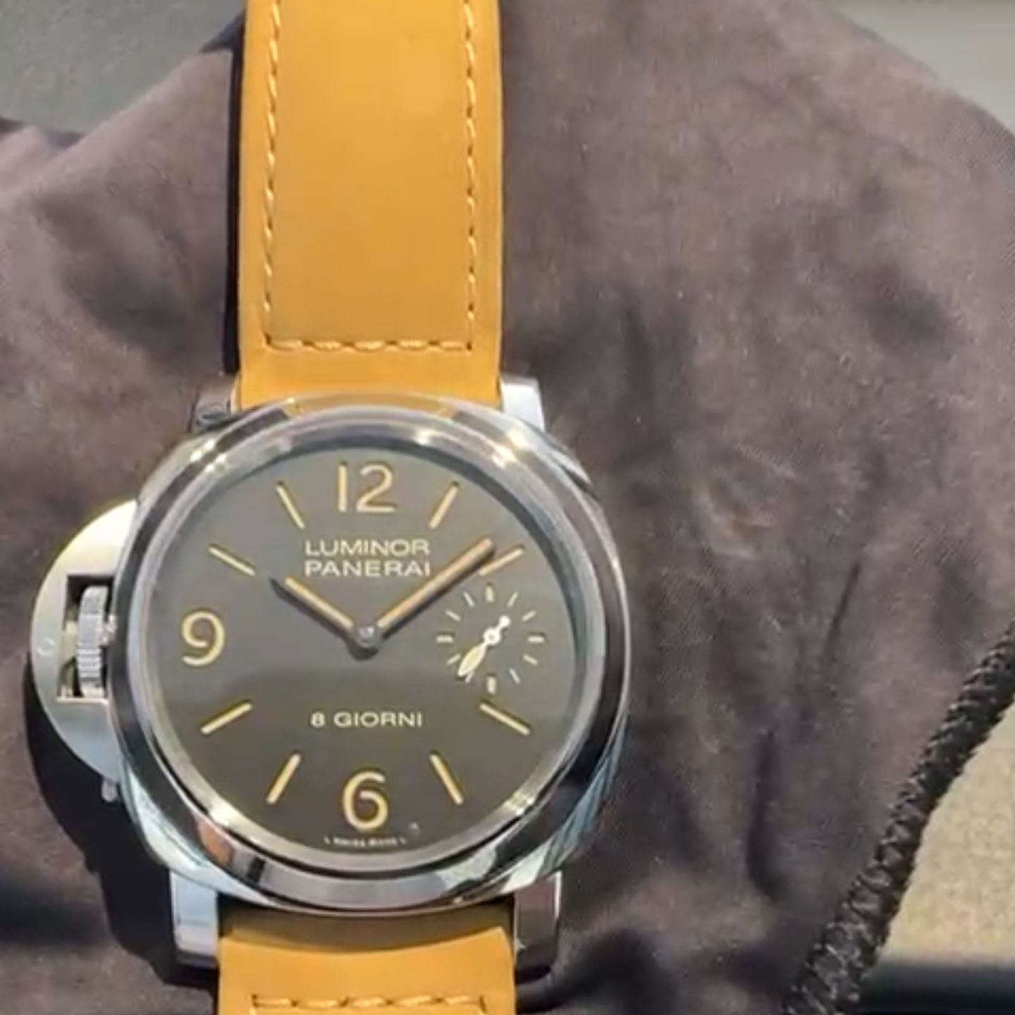 Panerai Luminor PAM01655 (2025) - Black dial 44 mm Steel case (2/4)