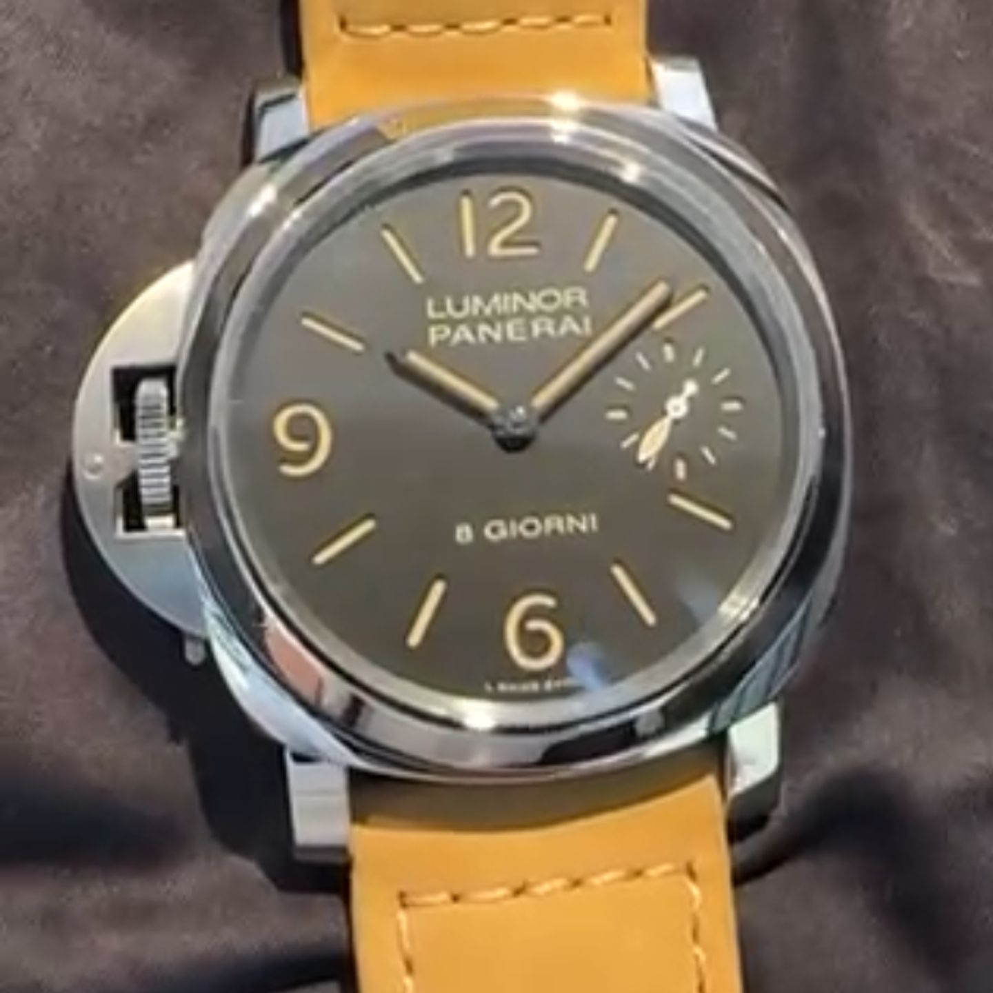 Panerai Luminor PAM01655 (2025) - Black dial 44 mm Steel case (4/4)