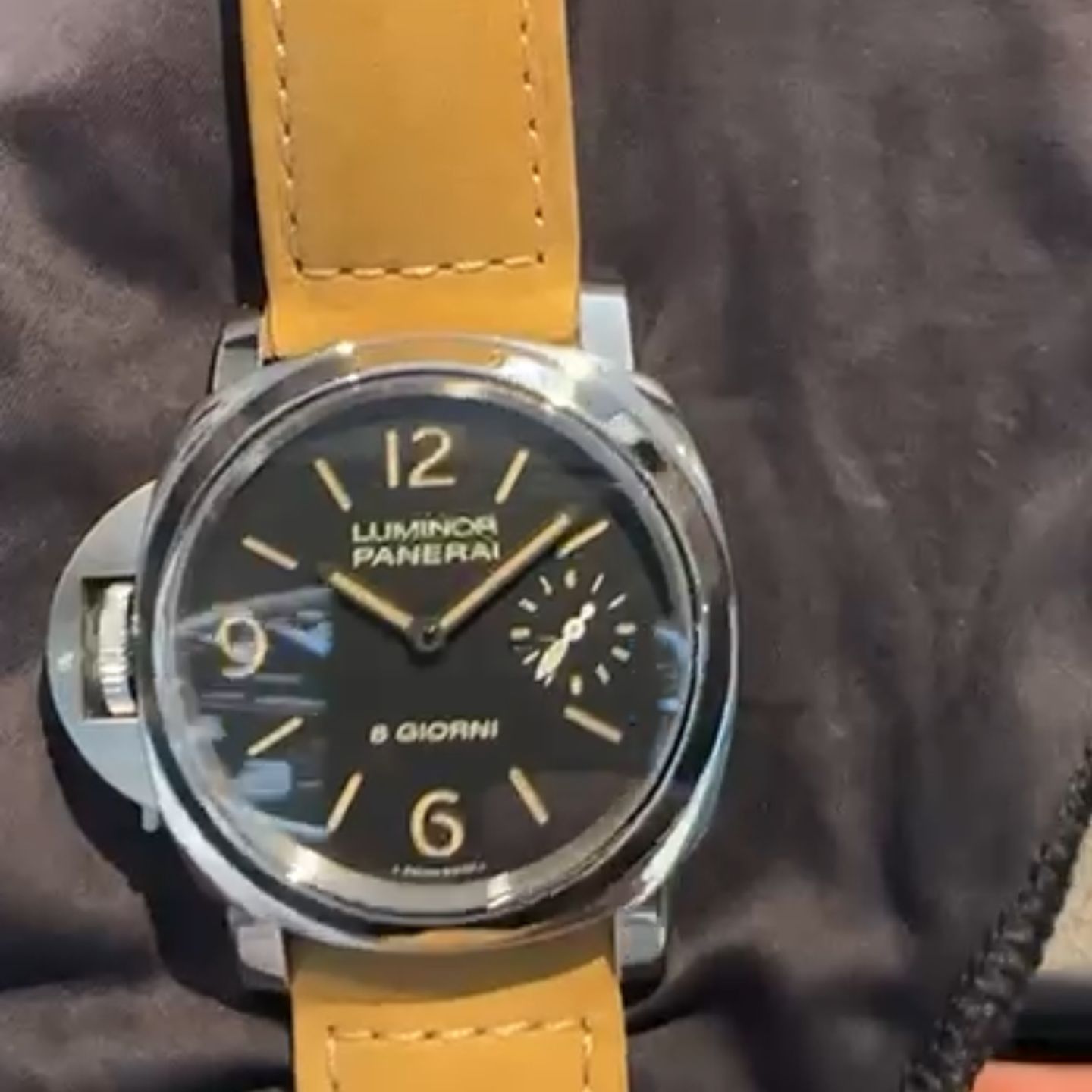 Panerai Luminor PAM01655 (2025) - Black dial 44 mm Steel case (1/4)