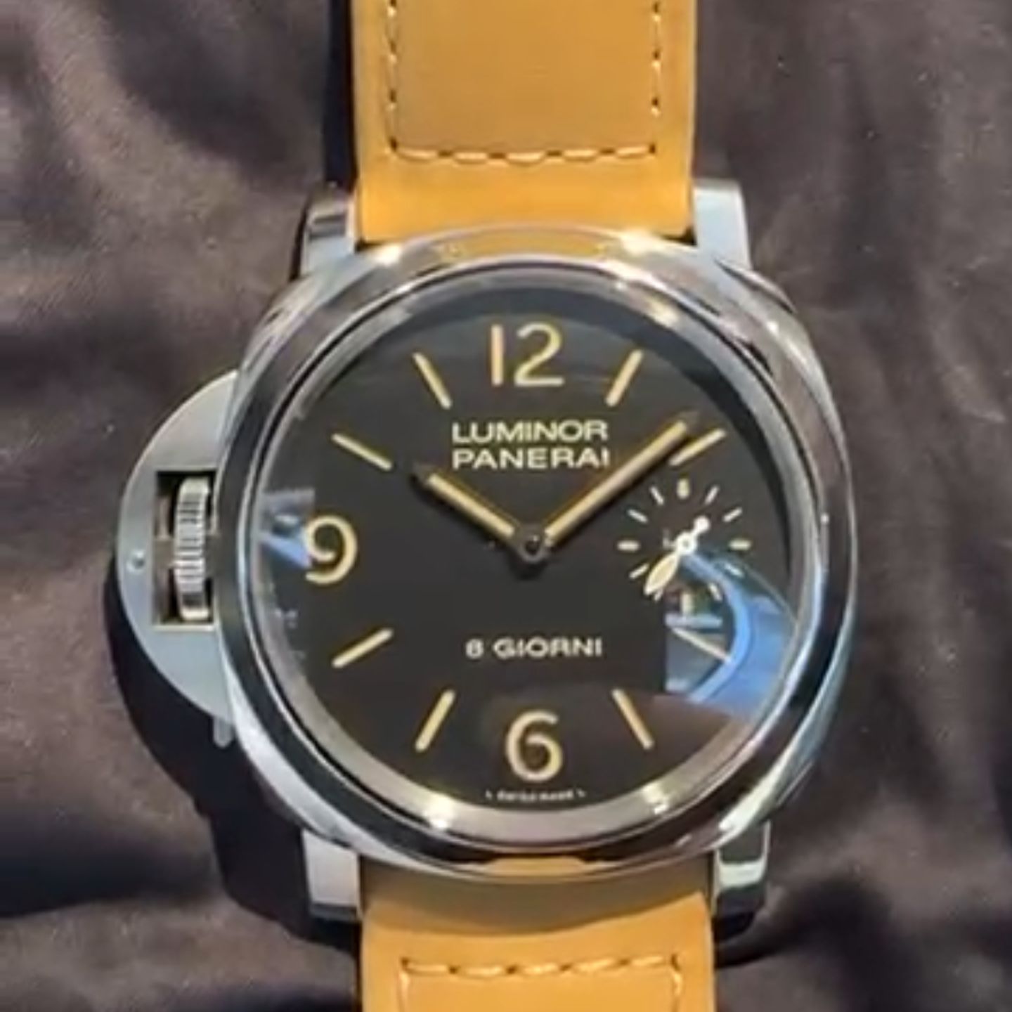 Panerai Luminor PAM01655 (2025) - Black dial 44 mm Steel case (3/4)