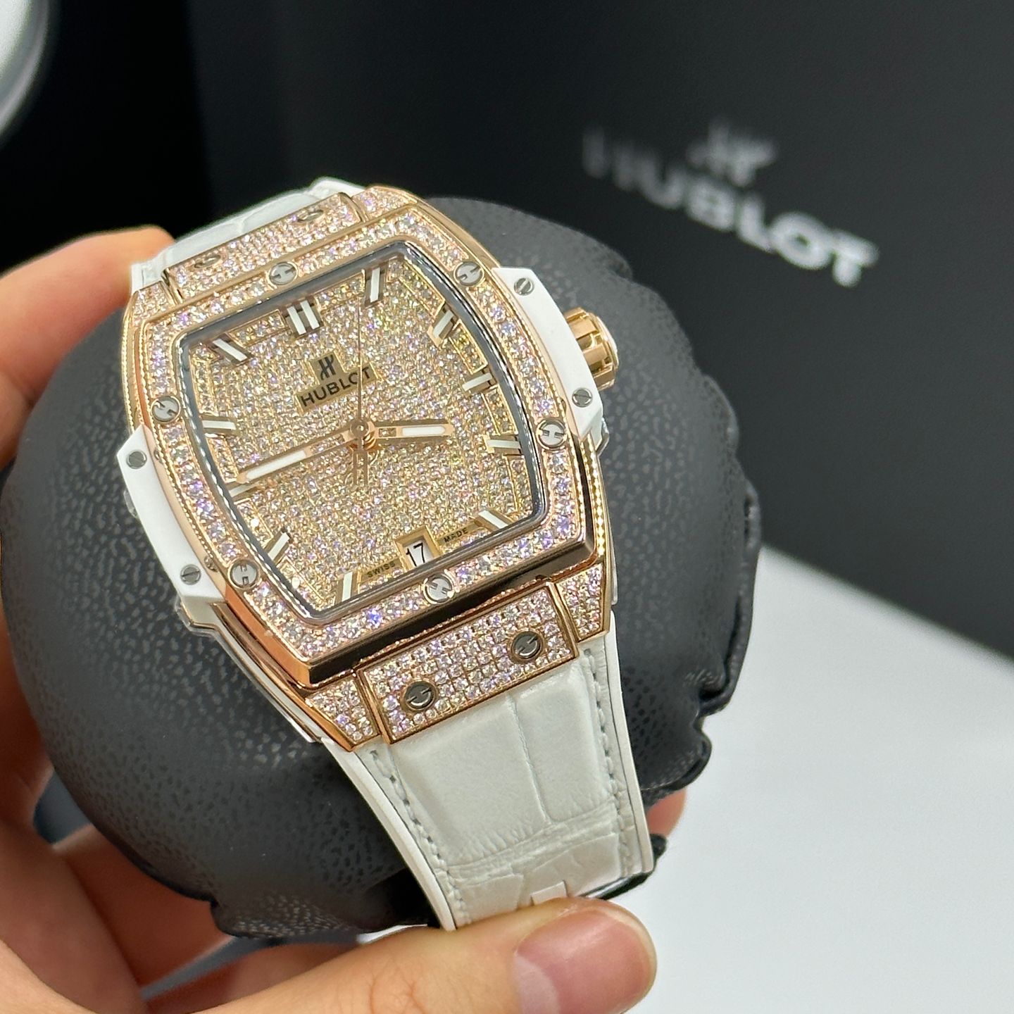 Hublot Spirit of Big Bang 665.OE.9010.LR.1604 (2024) - Goud wijzerplaat 39mm Roségoud (4/7)