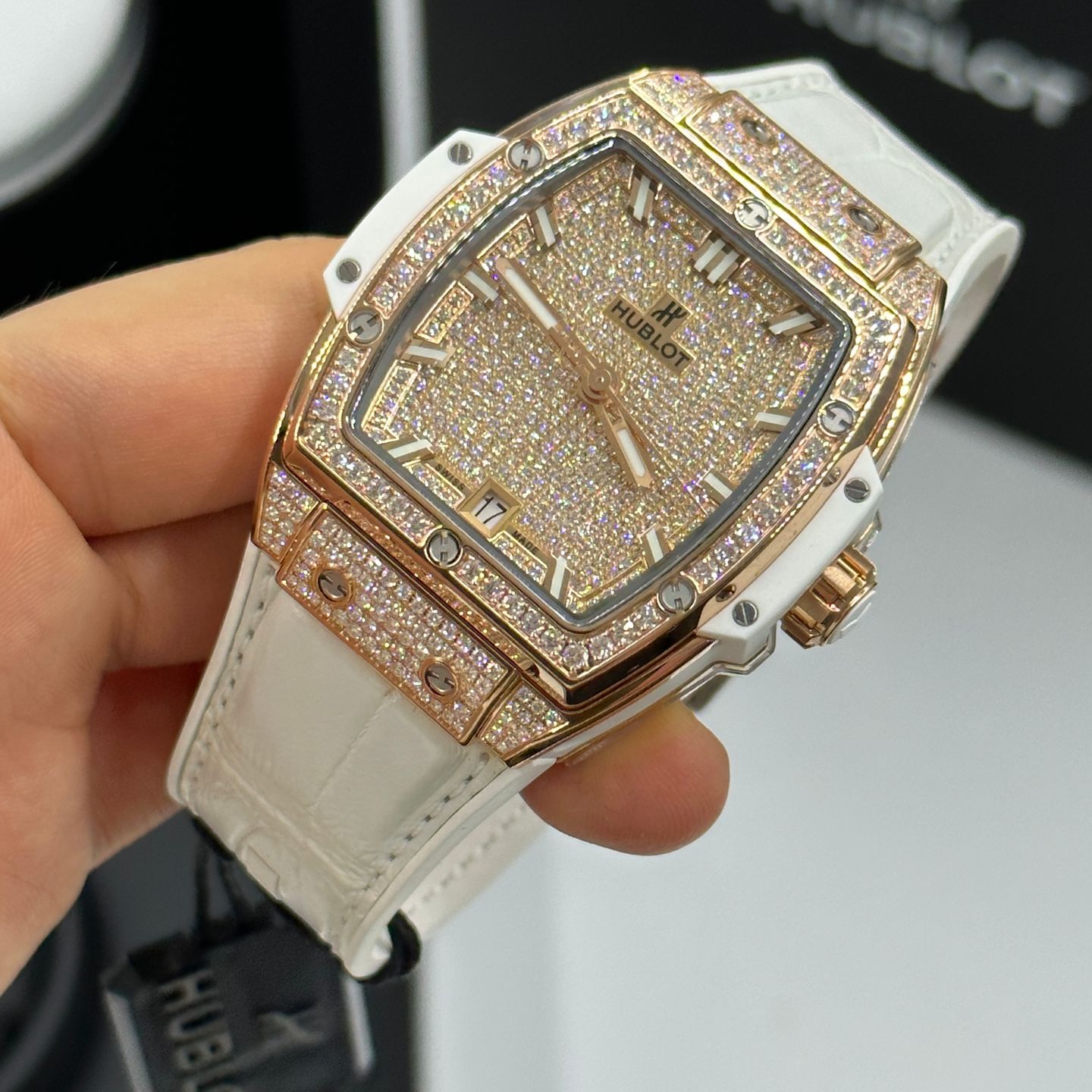 Hublot Spirit of Big Bang 665.OE.9010.LR.1604 (2024) - Gold dial 39 mm Rose Gold case (6/7)