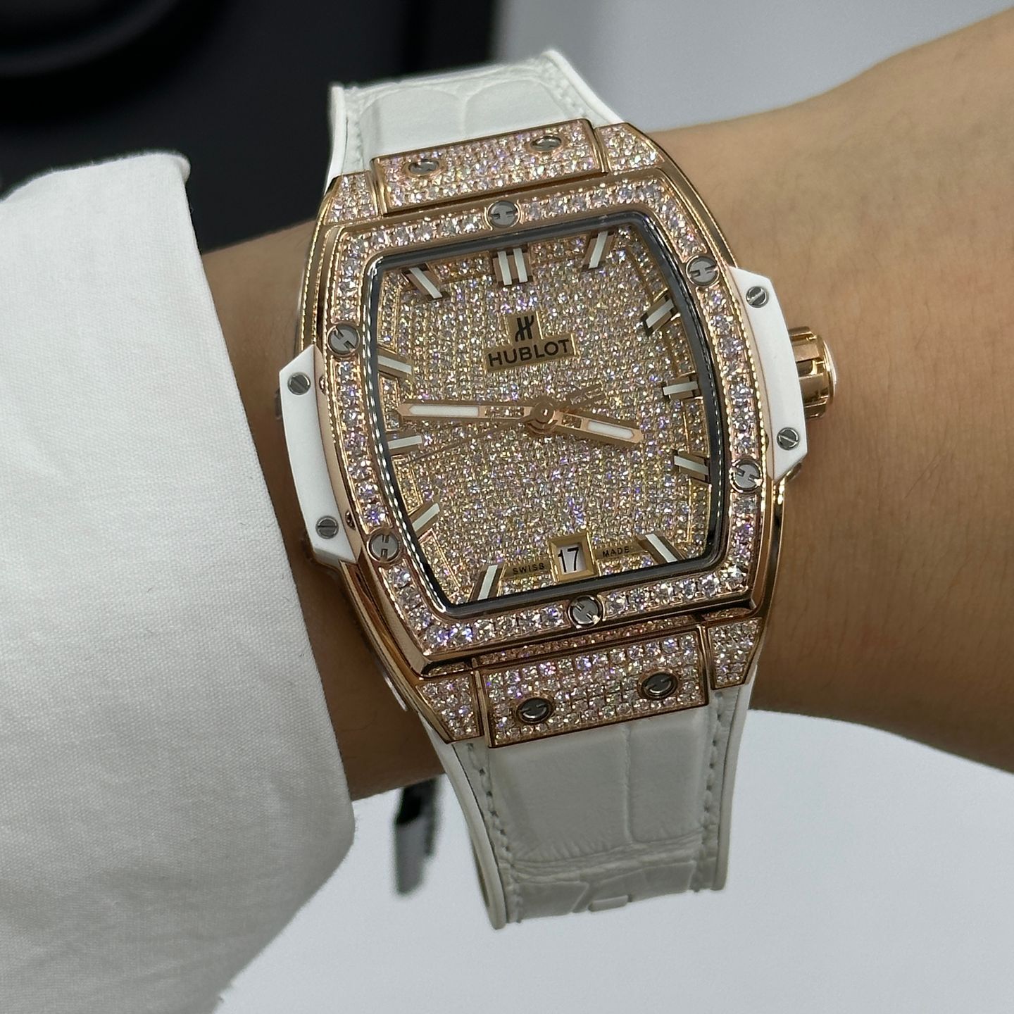 Hublot Spirit of Big Bang 665.OE.9010.LR.1604 (2024) - Goud wijzerplaat 39mm Roségoud (1/7)