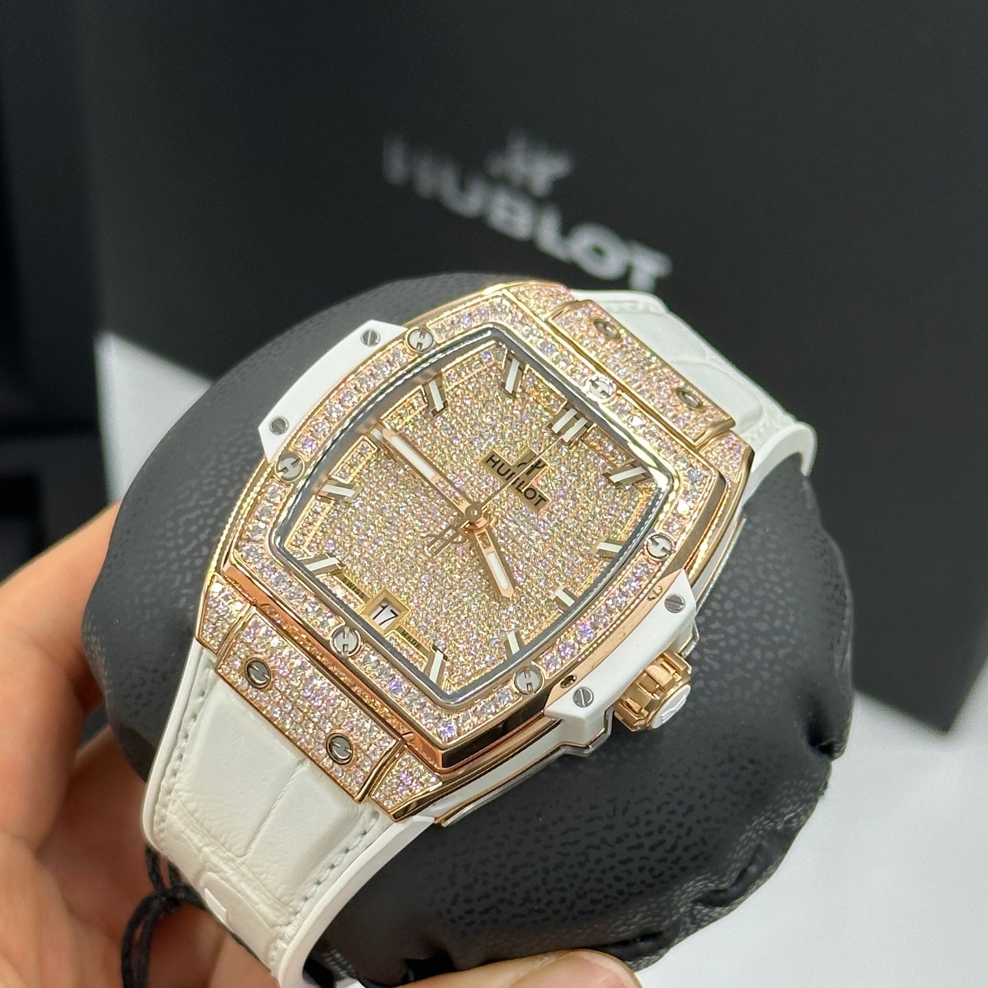 Hublot Spirit of Big Bang 665.OE.9010.LR.1604 (2024) - Gold dial 39 mm Rose Gold case (3/7)