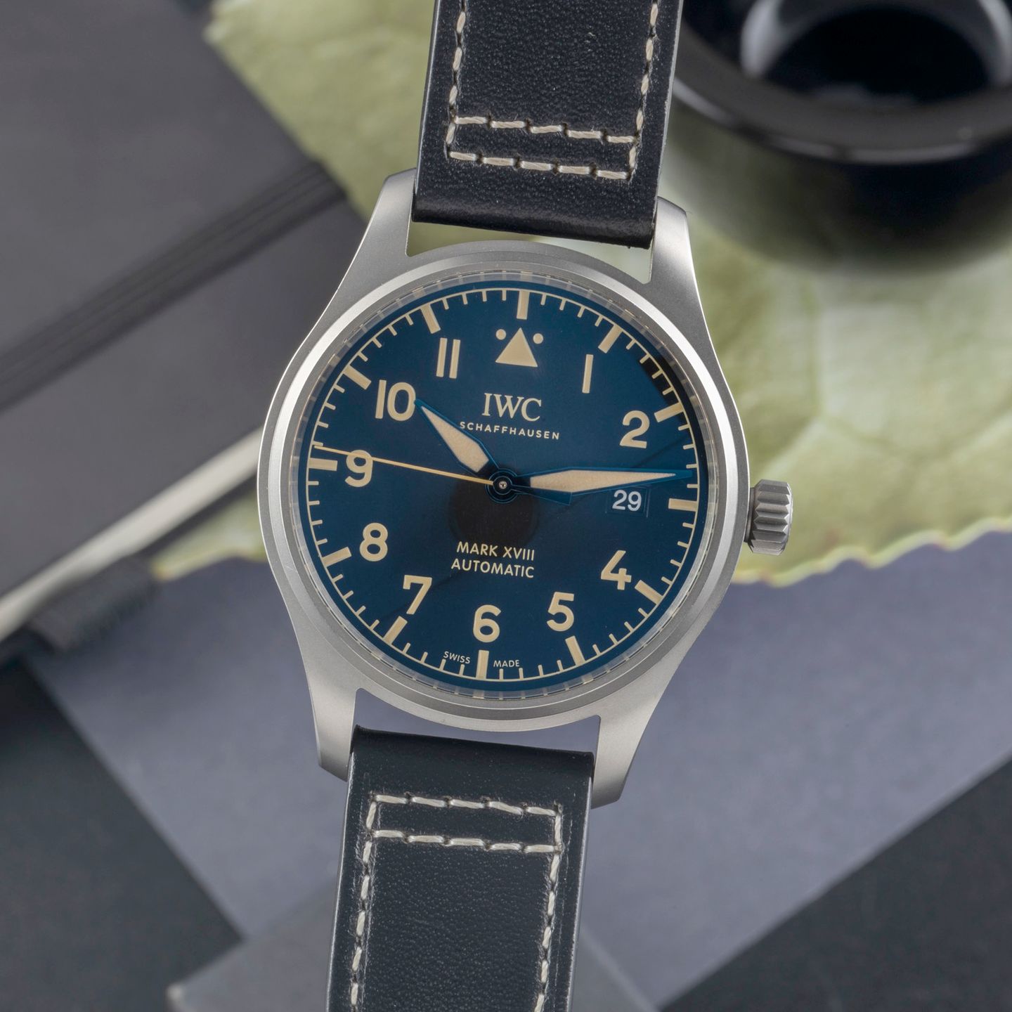 IWC Pilot Mark IW327006 (2019) - Black dial 40 mm Titanium case (3/8)