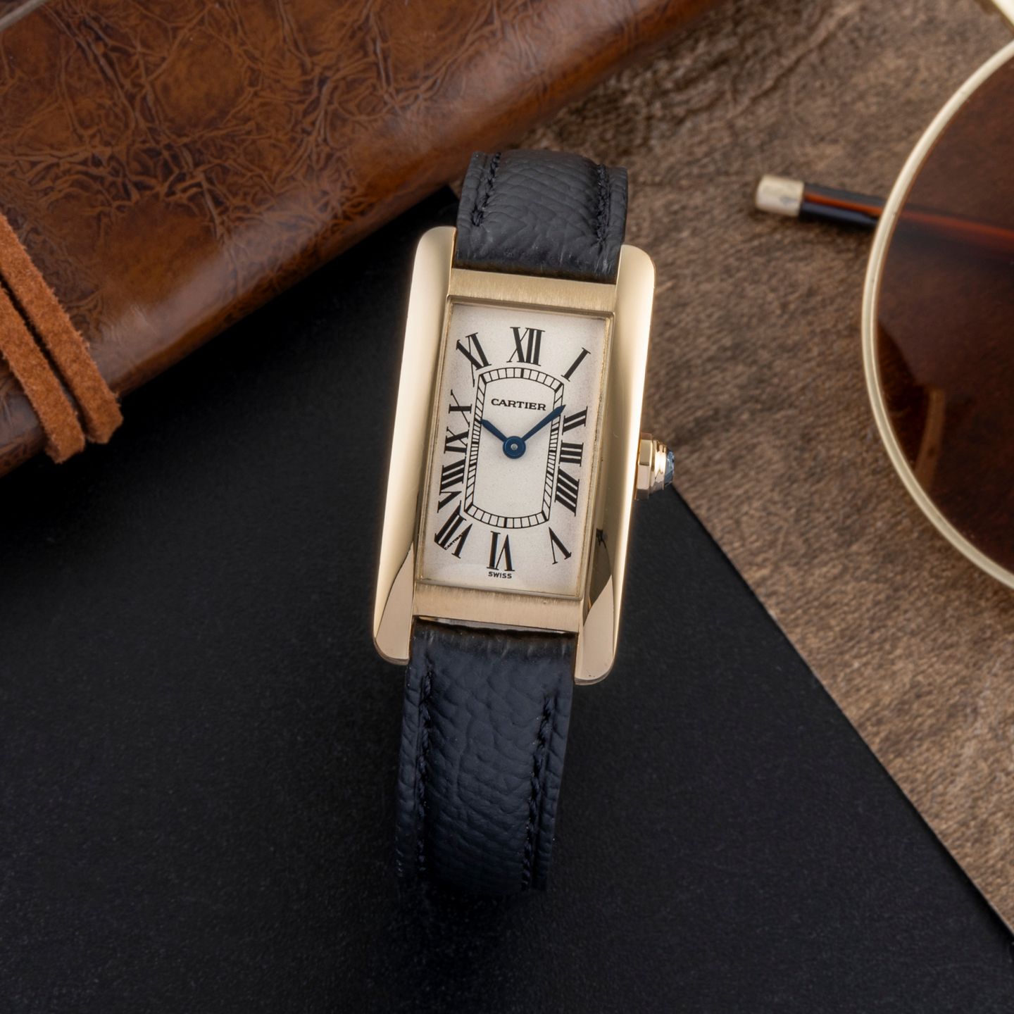 Cartier Tank Américaine W26015K2 (1996) - Silver dial 19 mm Yellow Gold case (1/8)