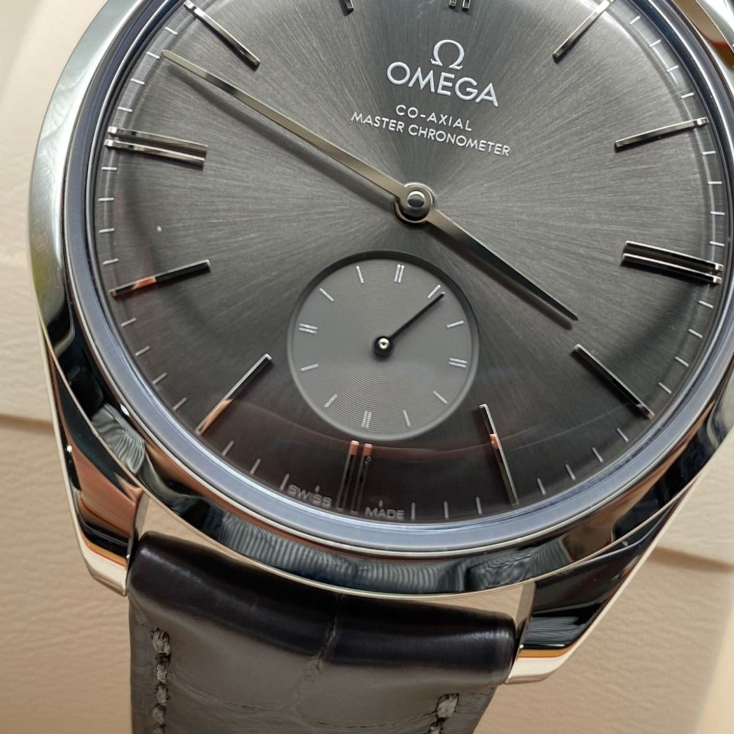 Omega De Ville Trésor 435.13.40.21.06.001 (2024) - Grey dial 40 mm Steel case (4/6)