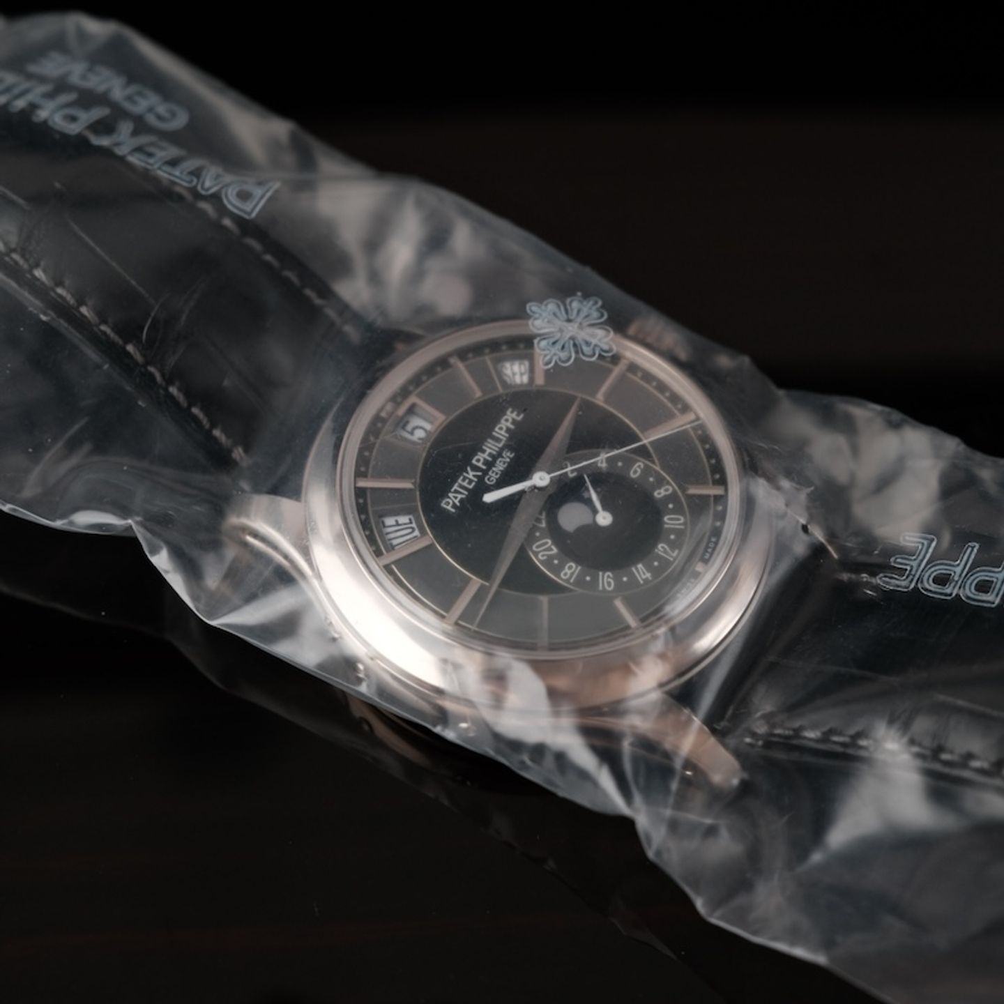 Patek Philippe Annual Calendar 5205G-010 (2012) - Black dial 40 mm White Gold case (1/7)