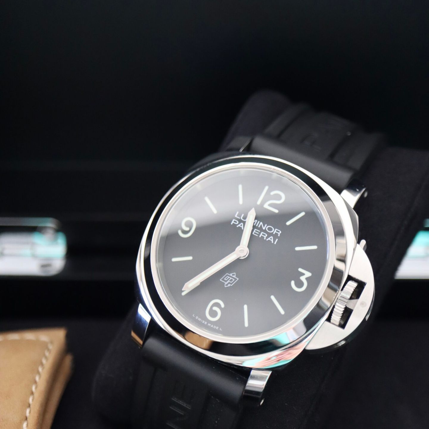 Panerai Luminor Base Logo PAM01086 (2022) - Zwart wijzerplaat 44mm Staal (2/5)